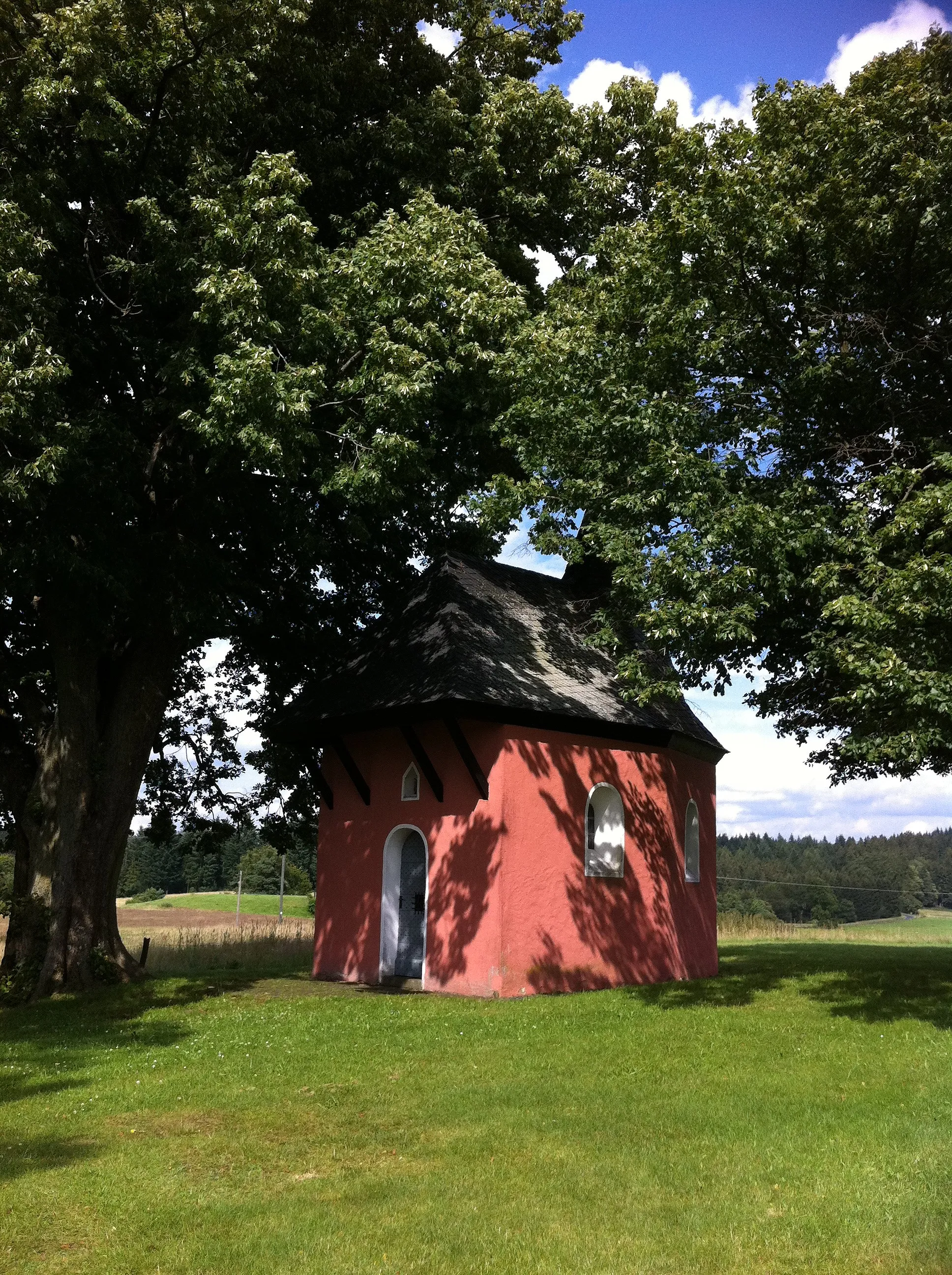 Photo showing: red chapel overlooking the village of Friesenhagen