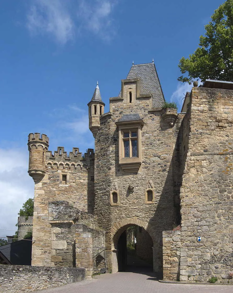 Photo showing: Eingangsportal von Schloss Dhaun im Hunsrueck in Hochstetten-Dhaun. Die Schlossruine liegt hochüber dem Kellenbachtal und gilt als die groesste Anlage ihrer Art im Nahetal.