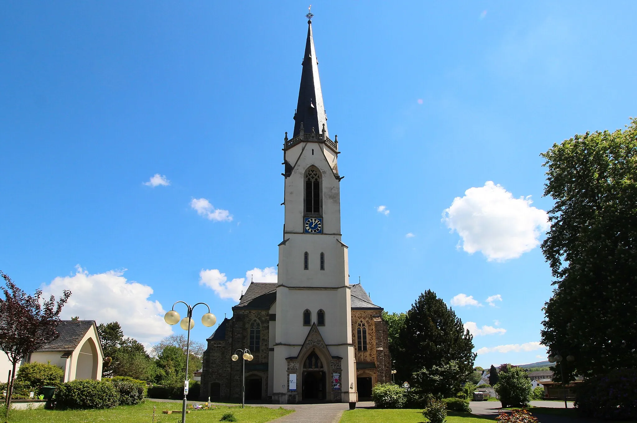 Photo showing: Katholische Kirche St. Peter und Paul, Höhr, Höhr-Grenzhausen