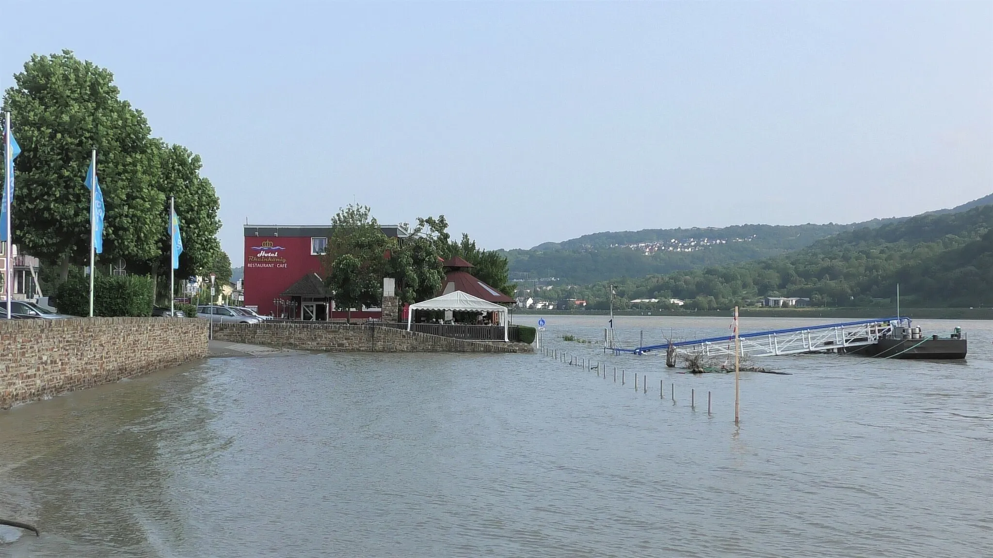 Photo showing: Restaurant und Hotel Rheinkönig bei Hochwasser