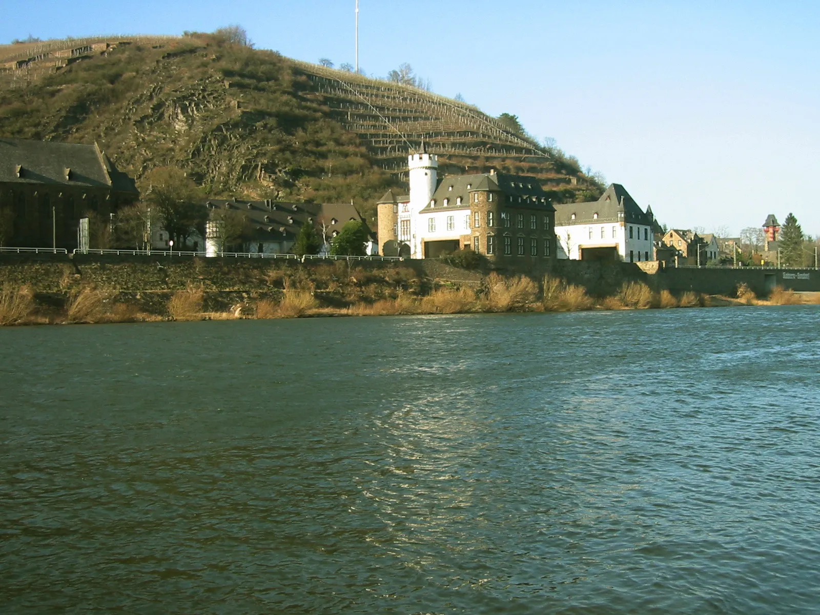 Photo showing: Schloss Leyen in Gondorf an der Untermosel, fotografiert vom gegenüberliegenden Ufer. Erbaut zwischen dem 14. bis 17. Jahrhundert von der Familie "von der Leyen"