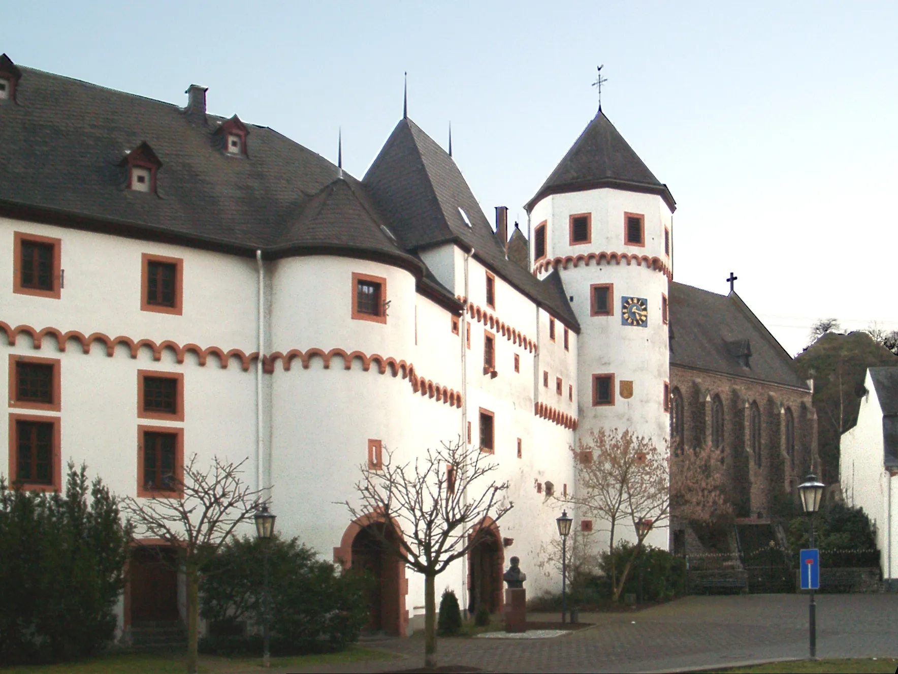 Photo showing: Schloss in Gondorf (Mosel) mit Kirche - selbst fotografiert 5.2.2005 - Lizenz: CC-BY