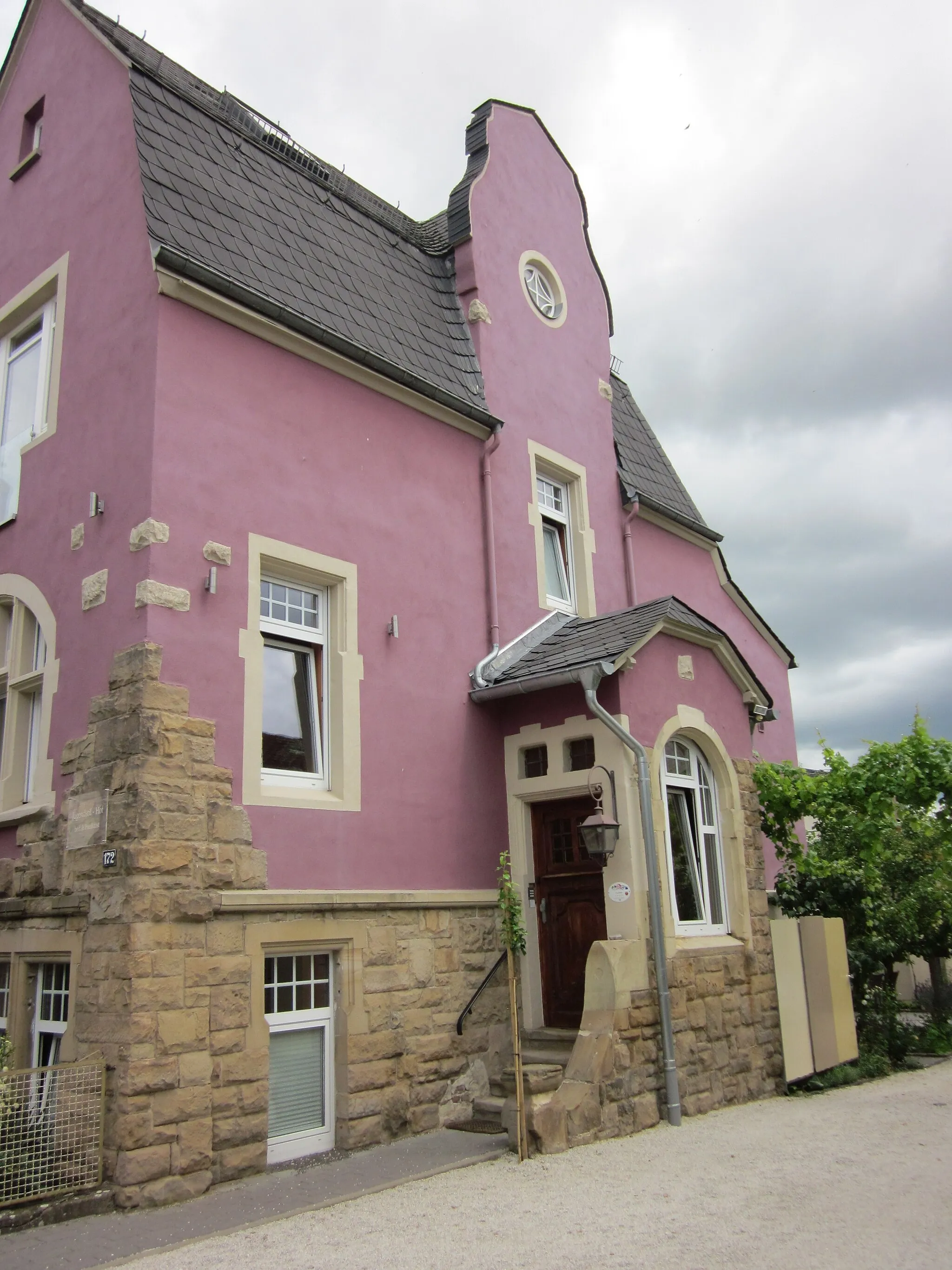 Photo showing: Jugendstil-Hof, Naheweinstraße 172, Langenlonsheim (Bad Kreuznach), 3.jpg