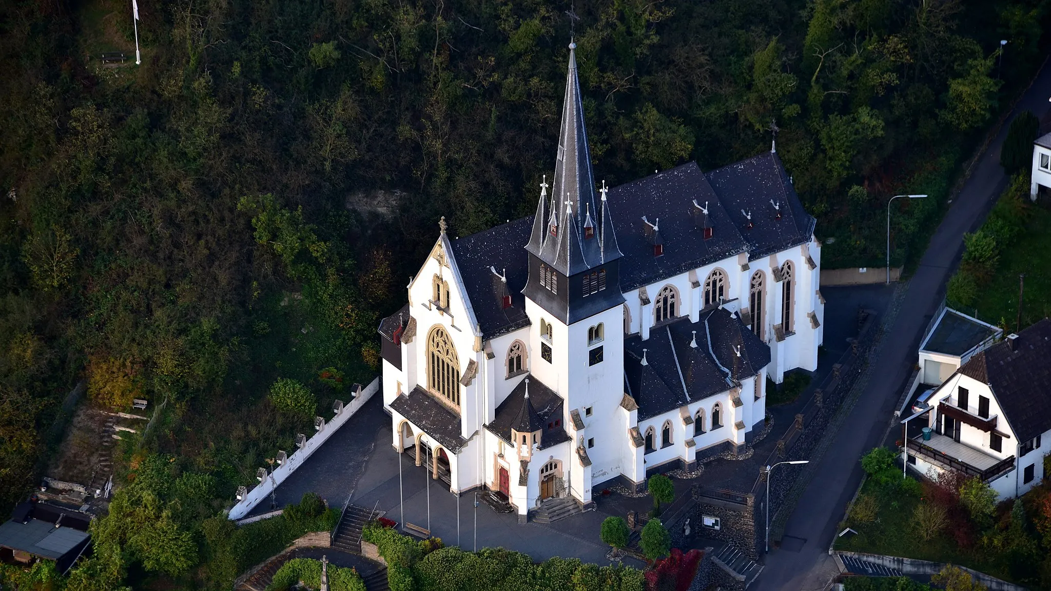 Photo showing: Katholische Pfarrkirche St. Walburgis, Leubsdorf: Luftaufnahme (2017)