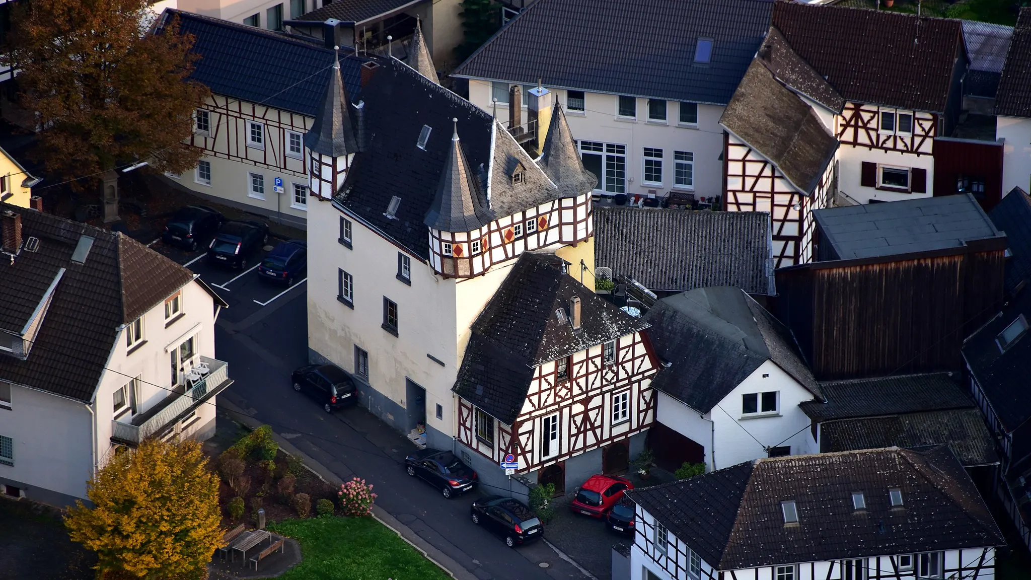 Photo showing: Burg Leubsdorf, Luftaufnahme (2017)