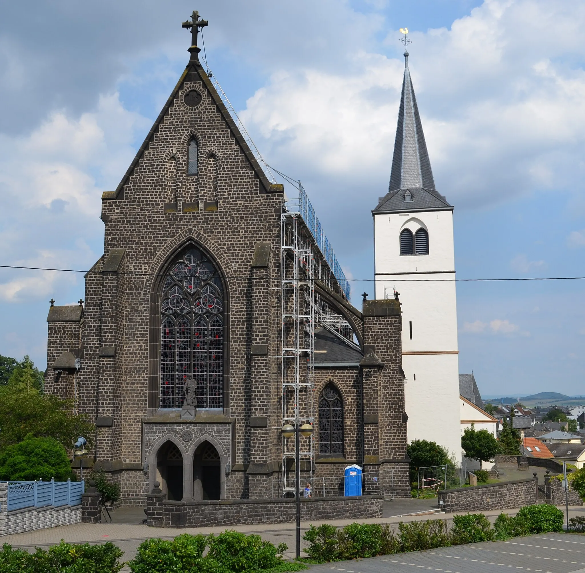 Photo showing: Sint-Cyriacuskerk (links de nieuwbouw uit de 19e eeuw, rechts de oude romaanse kerk)