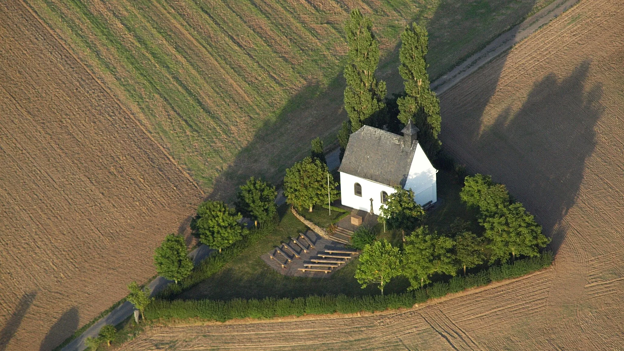 Photo showing: Mertloch, Heilig-Kreuz-Kapelle (Luftaufnahme 2015)