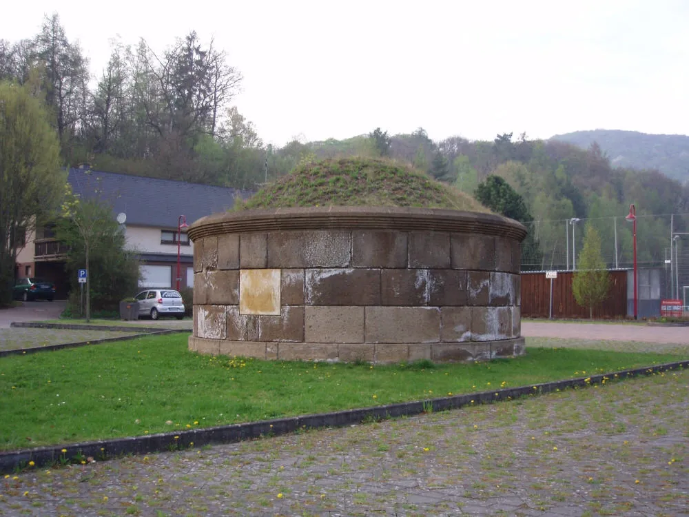 Photo showing: Tumulus von Nickenich, das Haus im Hintergrund steht am ursprünglichen Standort des Tumulus