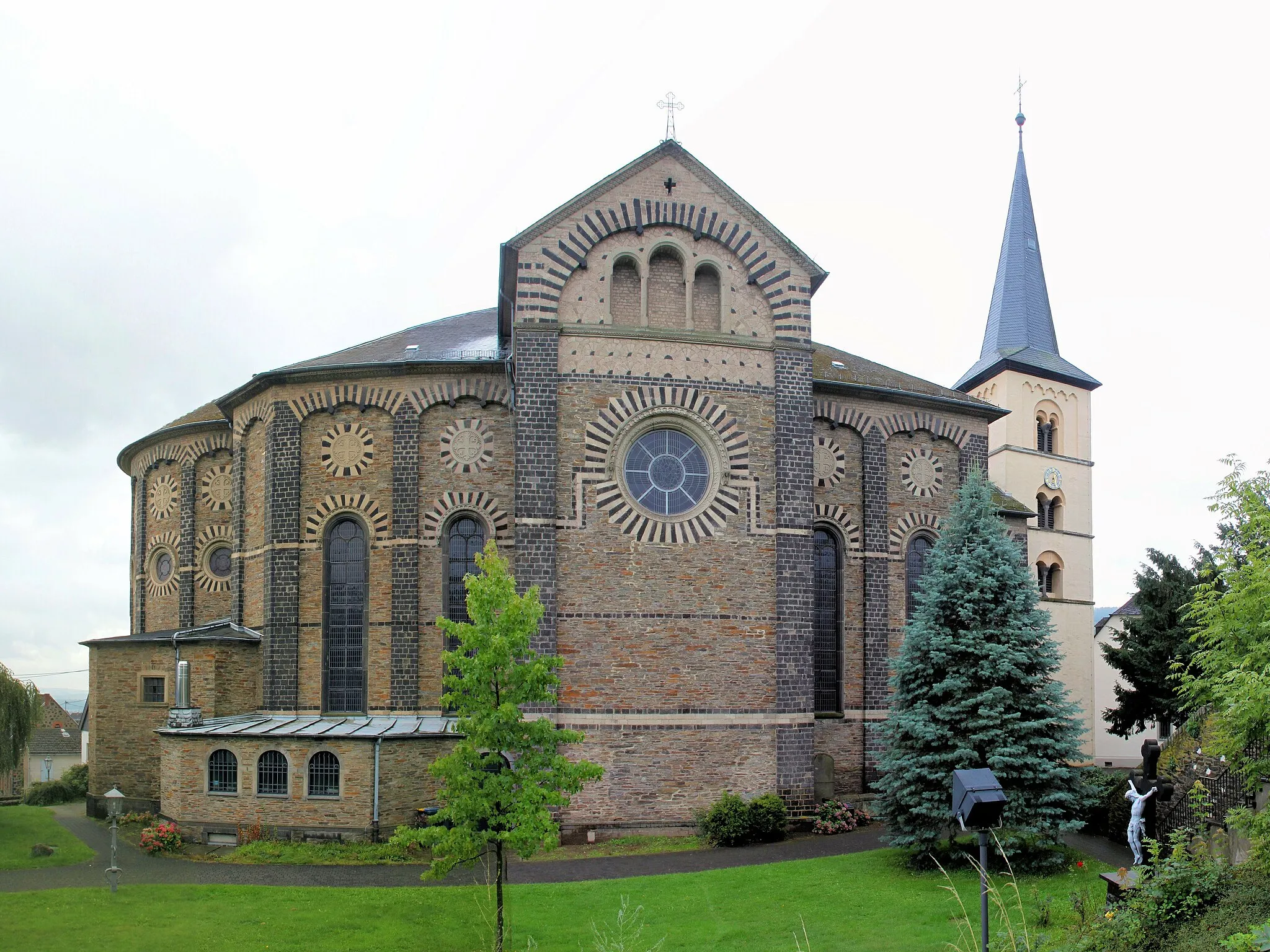 Photo showing: Nickenich: St. Arnulf parish church.