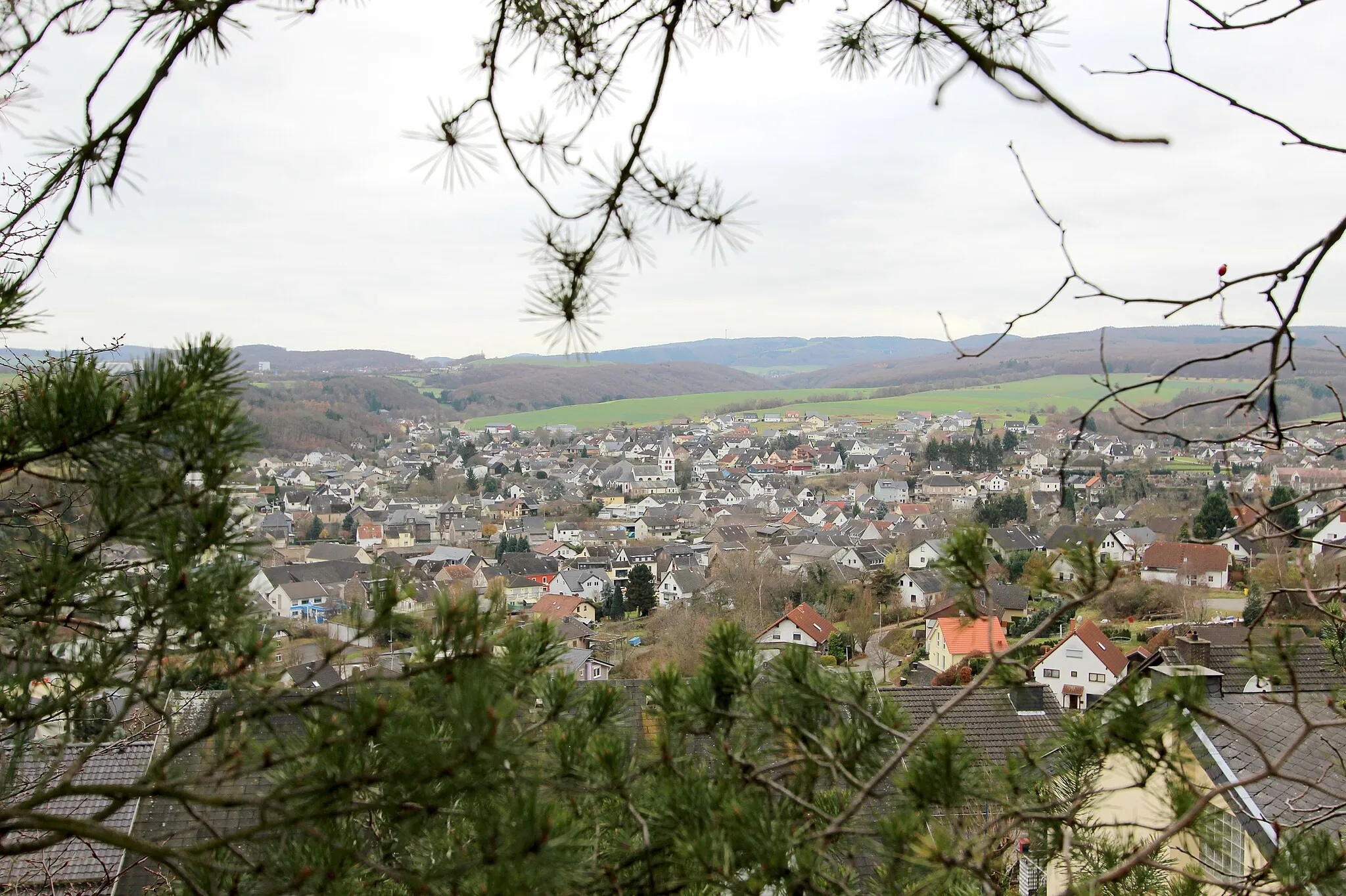 Photo showing: 56651 Niederzissen. Panoramablick über Niederzissen vom Bausenberg fotografiert. Aufnahme von 2017.