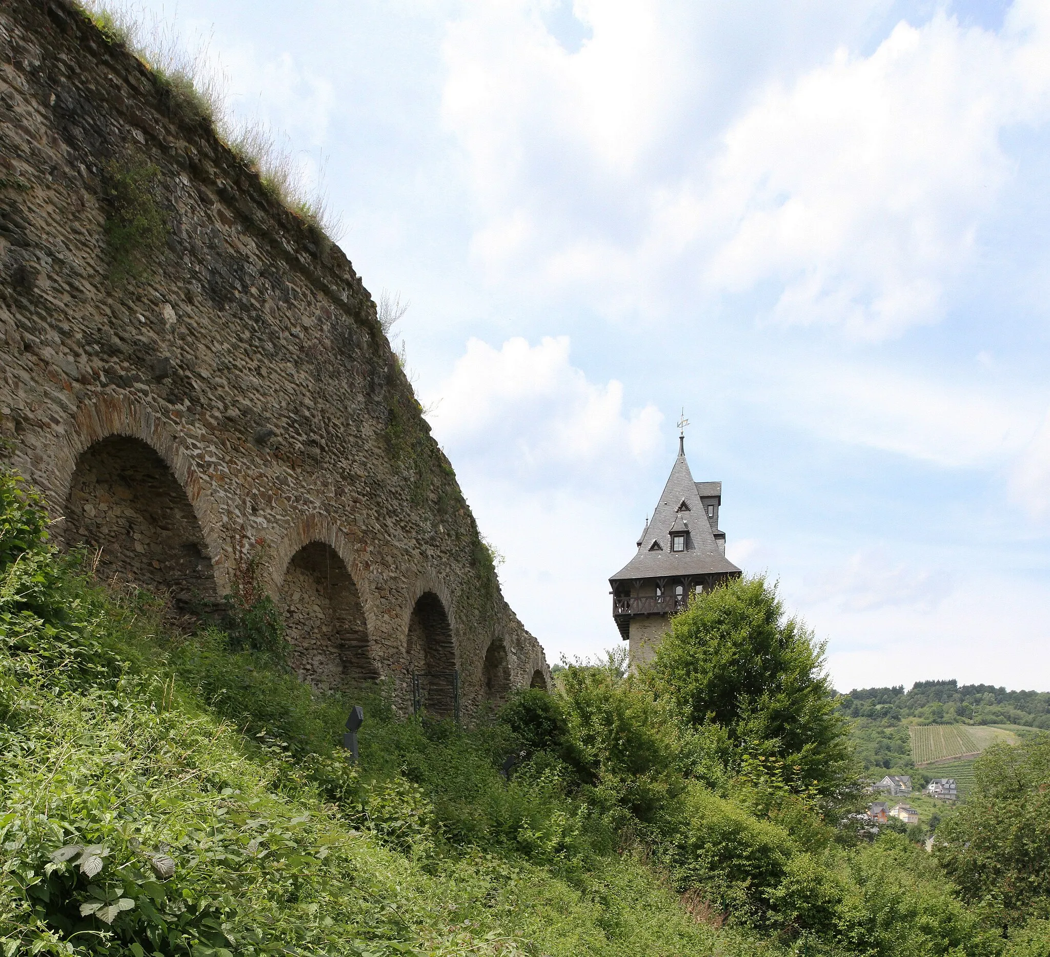 Photo showing: Medieval defensive wall and tower of cowpuncher, west of Oberwesel, Rhine, Germany