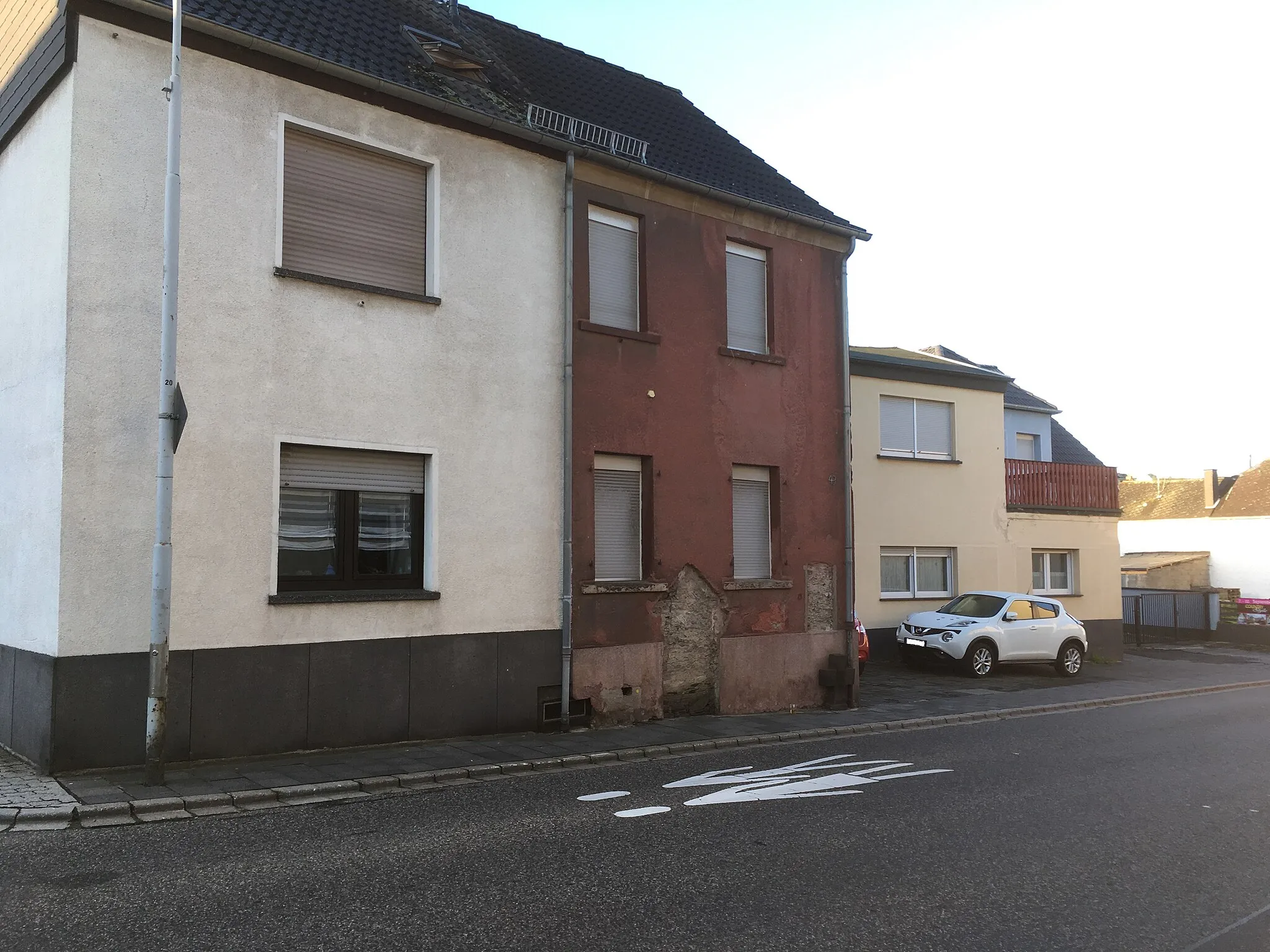 Photo showing: Lagefoto zum ehemaligen Bildstock in Ochtendung, Hauptstraße, bei Nr. 43, an der roten Hauswand im EG zwischen beiden Fenstern
