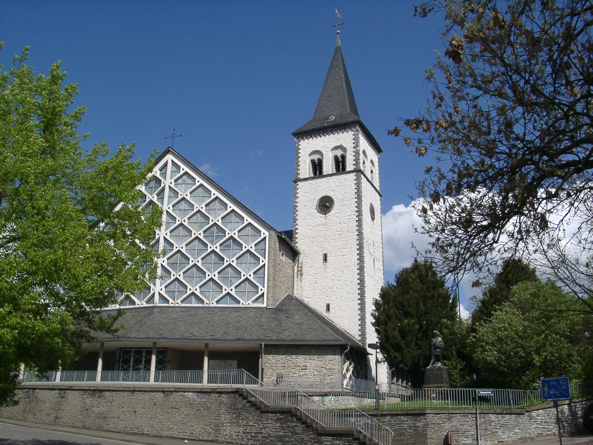 Photo showing: Kirche von Ochtendung - selbst fotografiert (Klaus Graf) 27.4.2005 -