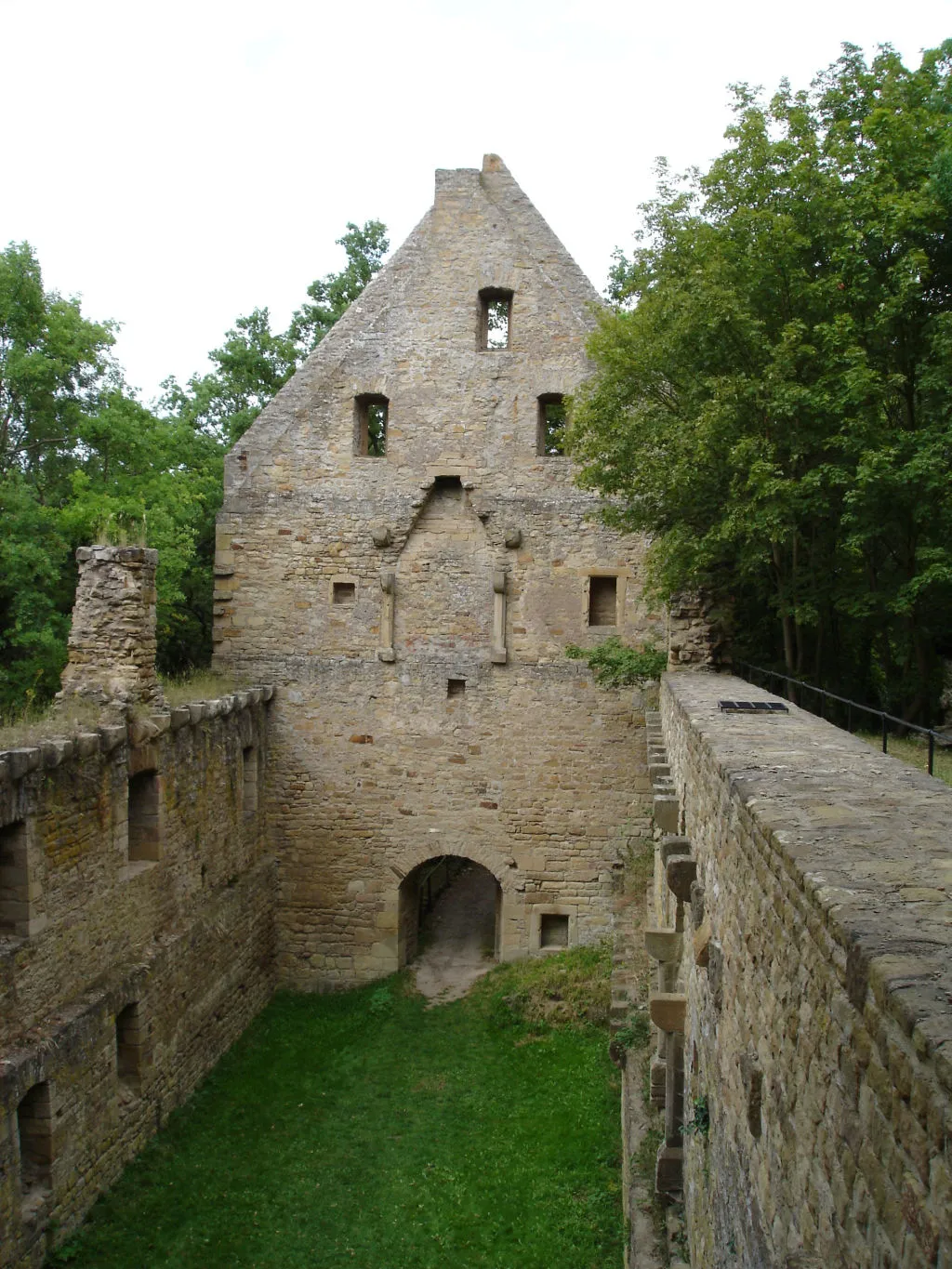 Photo showing: Kloster Disibodenberg: Giebel des Hospitals, Gästehaus, erbaut nach 1400.