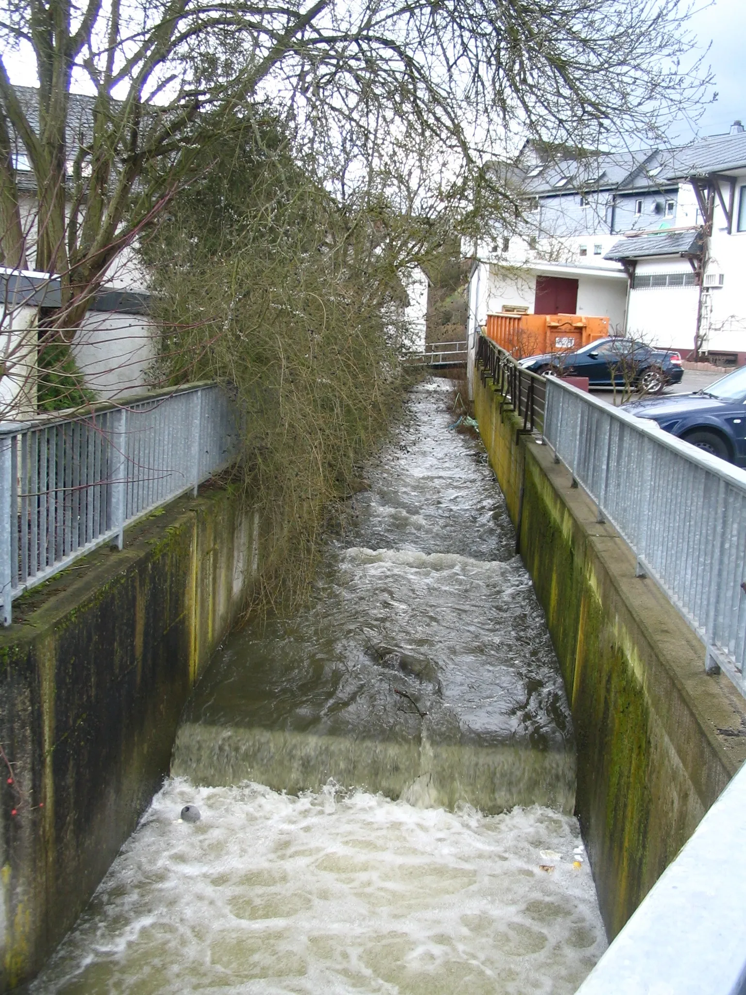 Photo showing: In die Betonrinne gefasster Rhaunelbach in Rhaunen