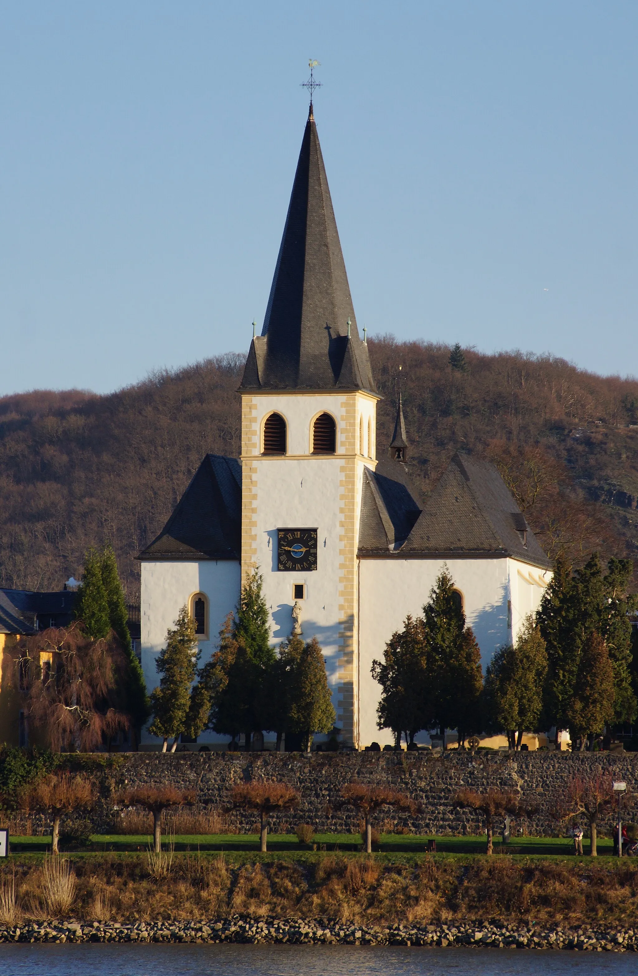 Photo showing: St. Pantaleon in Unkel: Ansicht vom gegenüberliegenden Rheinufer
