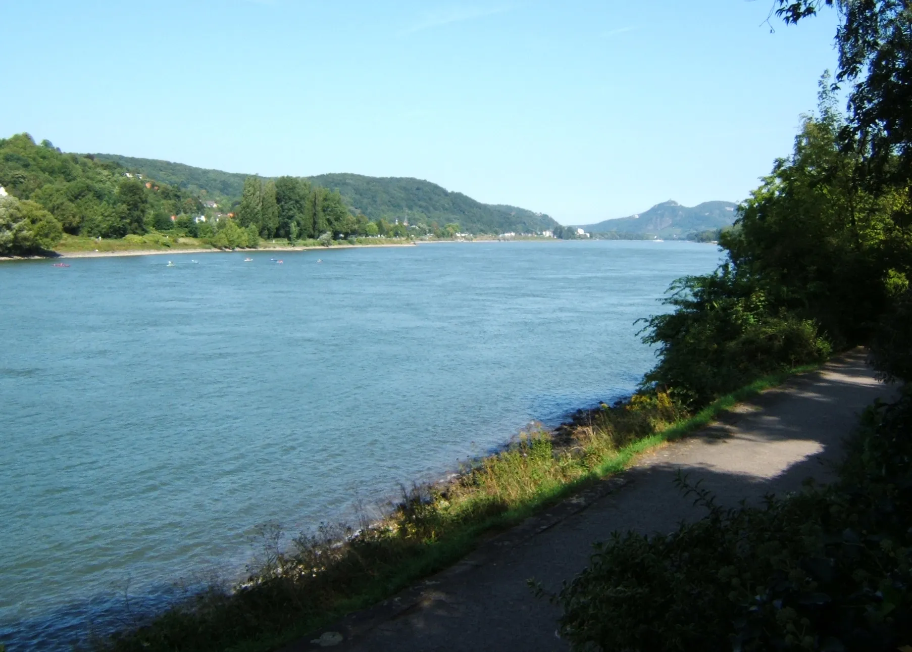Photo showing: This image shows the rhine in Unkel, viewed towards Bad Honnef.