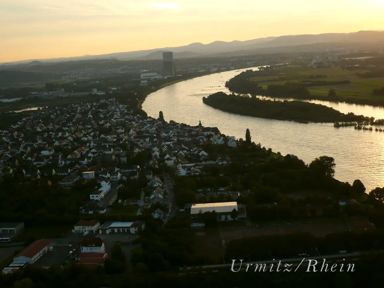 Photo showing: Luftaufnahme von Urmitz (links) am Rhein, Blick flussabwärts, rechts die Flussinsel Urmitzer Werth (NSG)