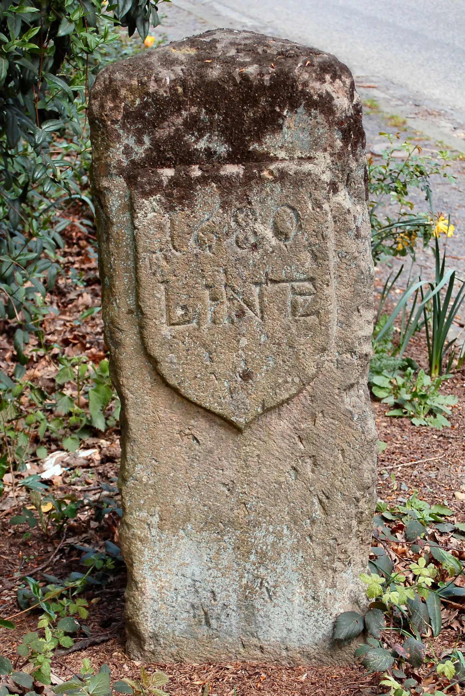 Photo showing: Historical boundary stone from 1680 at the border between the Ämter and parishes (Kirchspiele) Linz, Neustadt and Erpel, today marking the border between the town Linz am Rhein and the municipalities (Ortsgemeinden) Vettelschoß and Erpel.