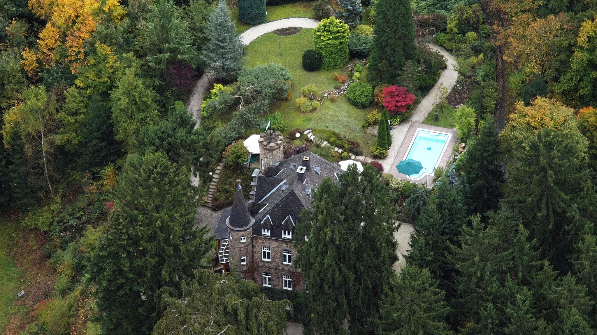 Photo showing: Schloss Walburg bei Over, Waldbreitbach: Luftaufnahme, http://www.hermann-joseph-loehr.de/Burgen/Walburg.pdf