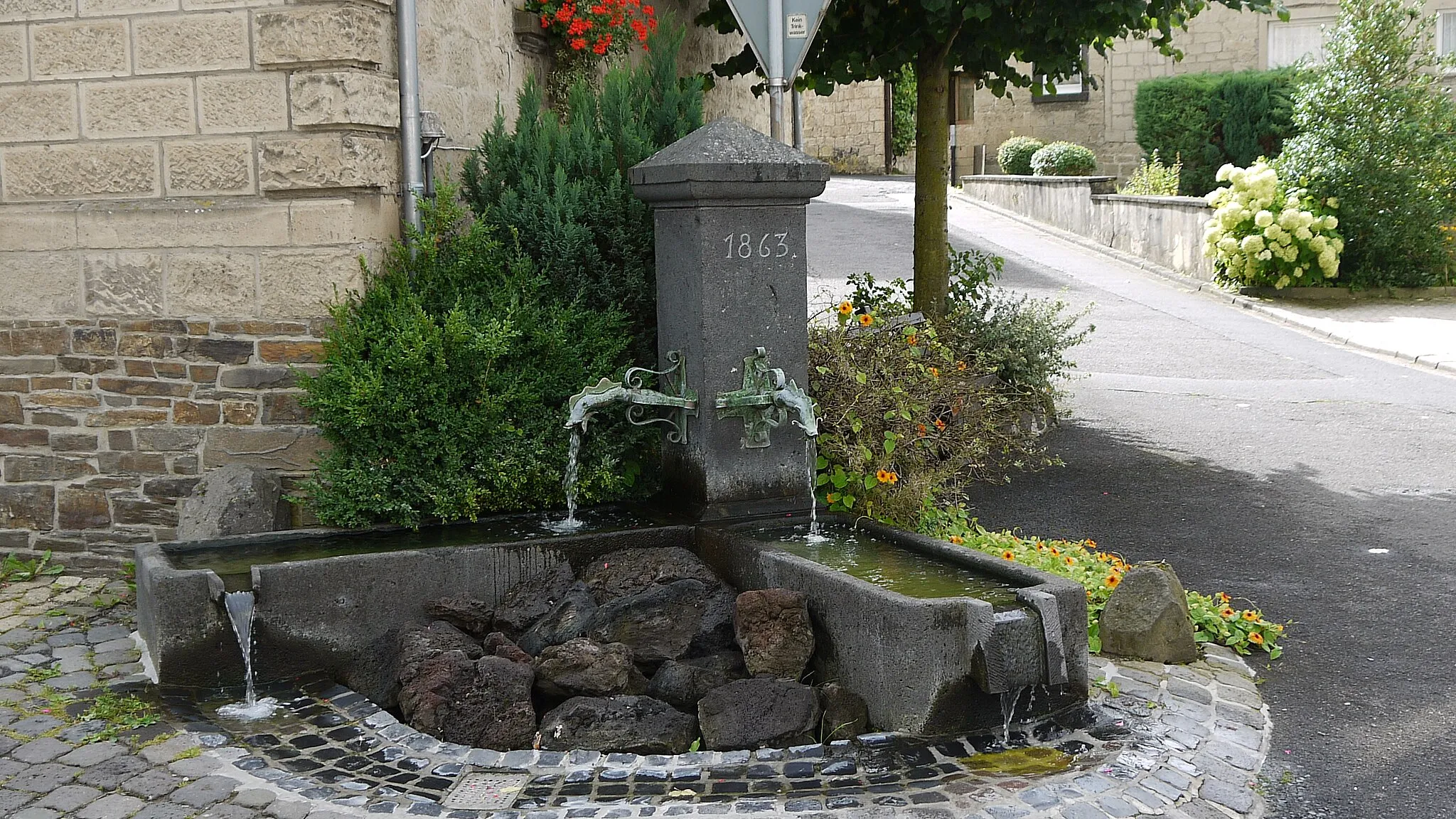 Photo showing: Brunnen mit 2 Becken aus Basaltstein.