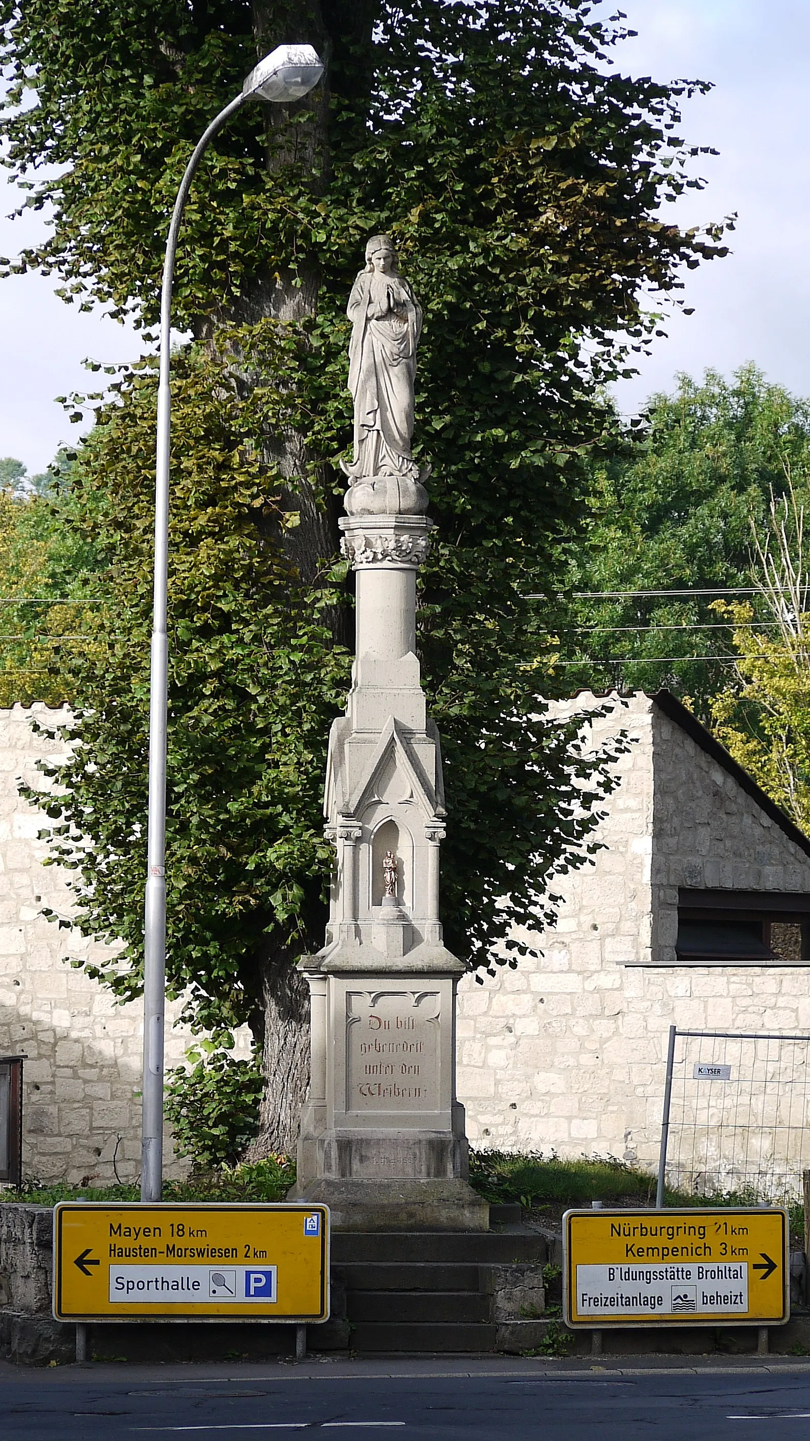 Photo showing: Die Mariensäule in der Ortsmitte von Weibern. Auf diesem Foto steht sie noch auf ihrem angestammten Platz. Sie wird aber im Rahmen der Umgestaltung der Ortsmitte in den nächsten Monaten um einige Meter versetzt werden.