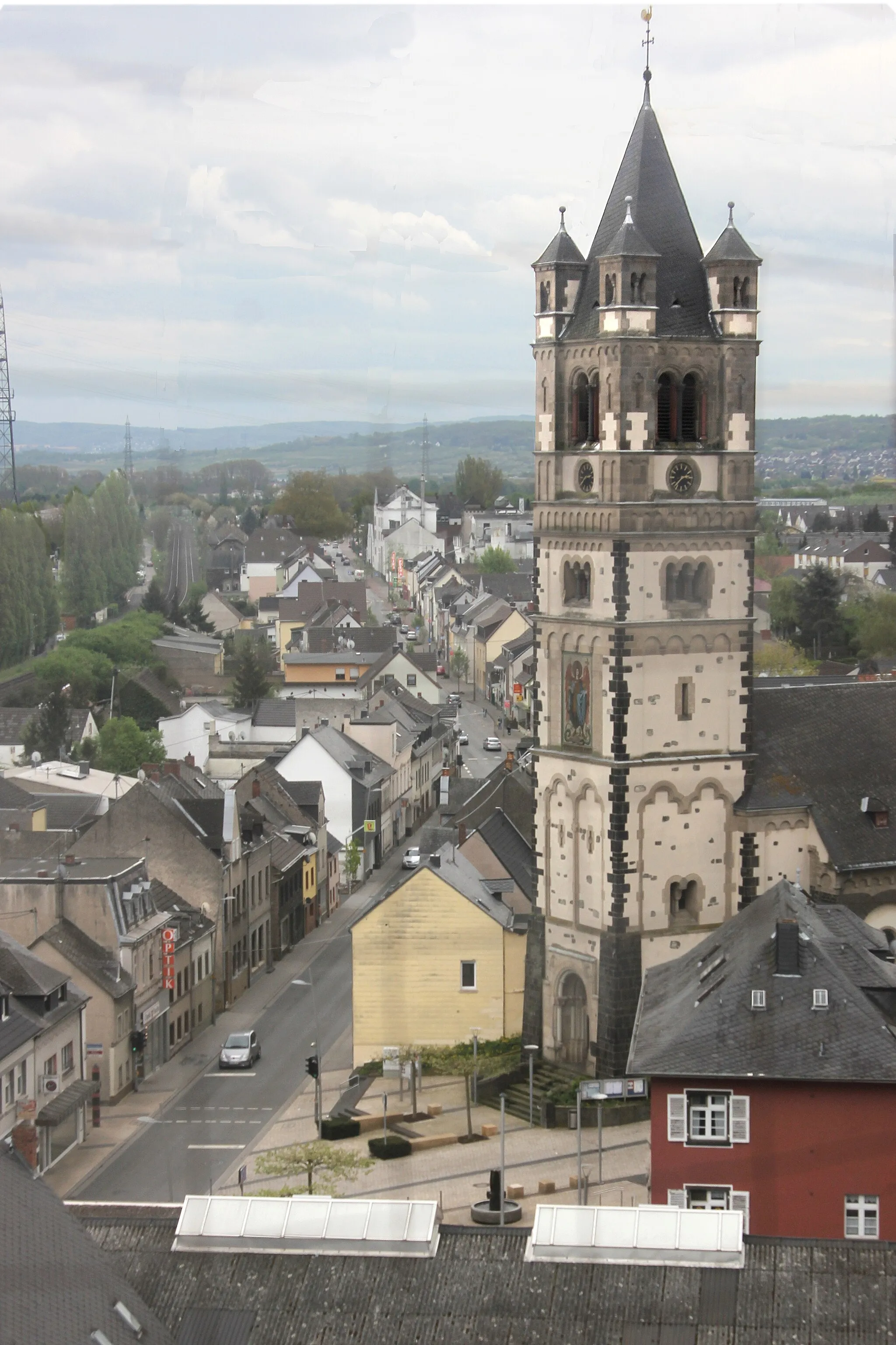 Photo showing: Blick vom Weißen Turm auf die Hauptstraße und den Turm der katholischen Pfarrkirche in Weißenthurm