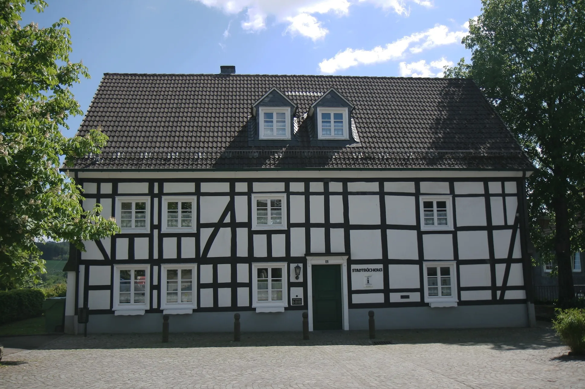 Photo showing: Stadtbücherei, Kirchstraße 4 in Bergneustadt. Zweigeschossiges Fachwerkhaus aus dem 19. Jahrhundert. Durch Umbaumaßnahmen in den Jahren 1980 bis 1982 ging die Denkmaleigenschaft verloren.