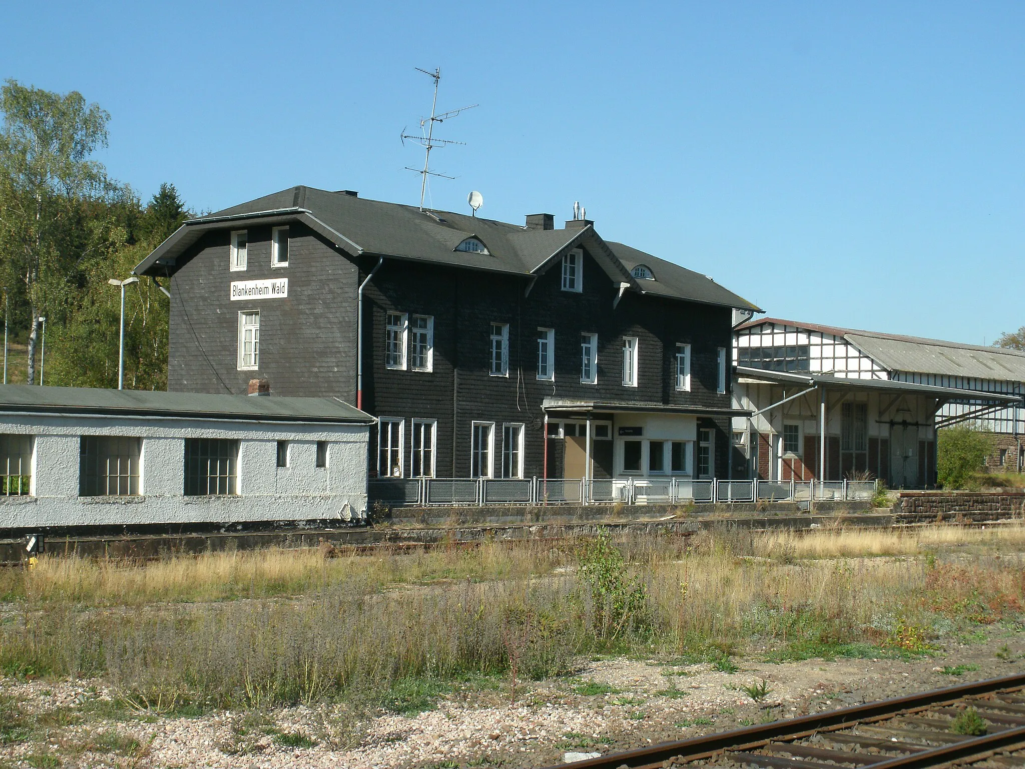 Photo showing: Das Empfangsgebäude des Bahnhofs Blankenheim (Wald) vom Bahnsteig aus (Gleisseite). Links vom Gebäude der damalige Zugang zum Bahnsteigtunnel.