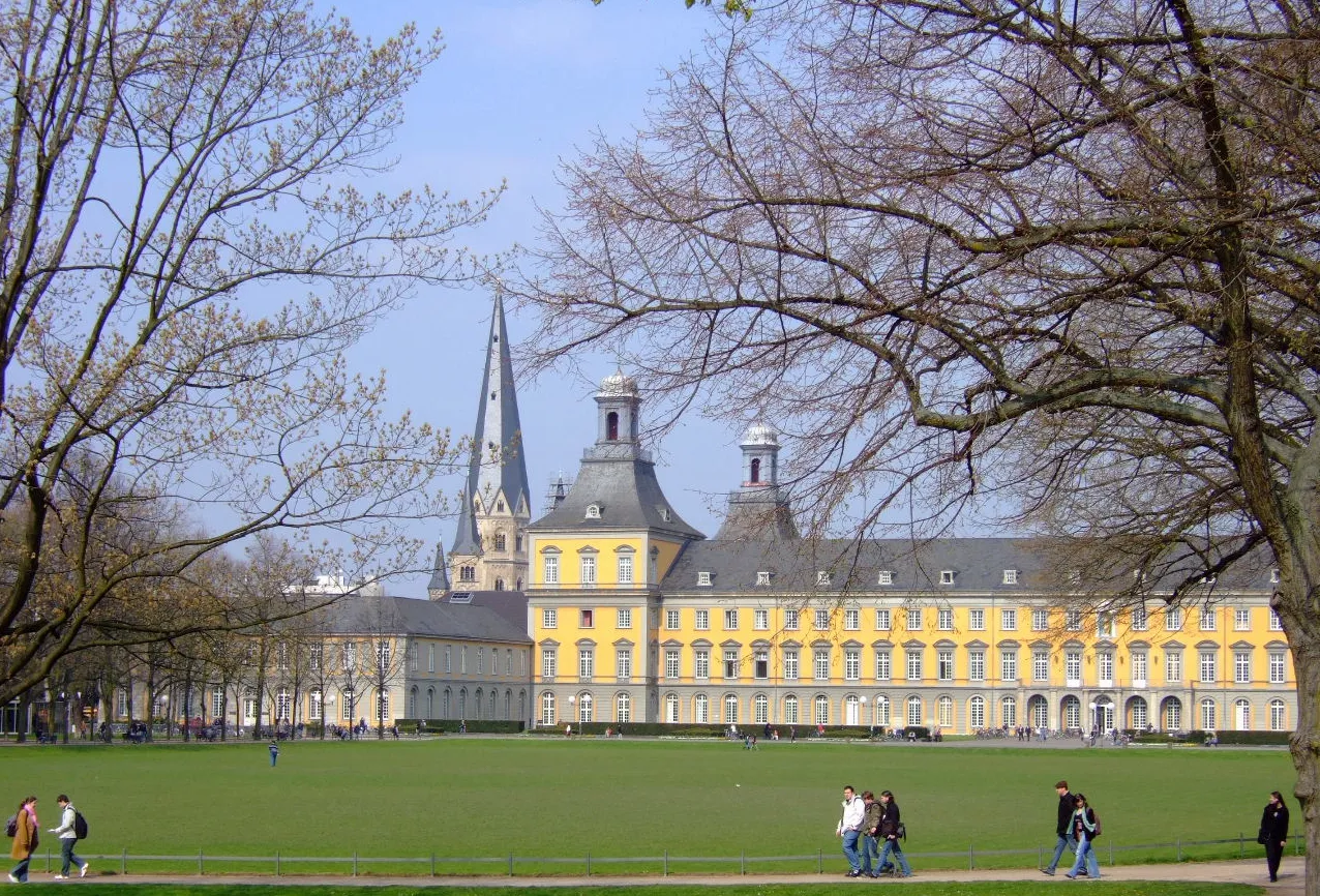 Photo showing: Hofgarten (Bonn) with Kurfürstliches Schloss (University of Bonn) and Bonn Minster.