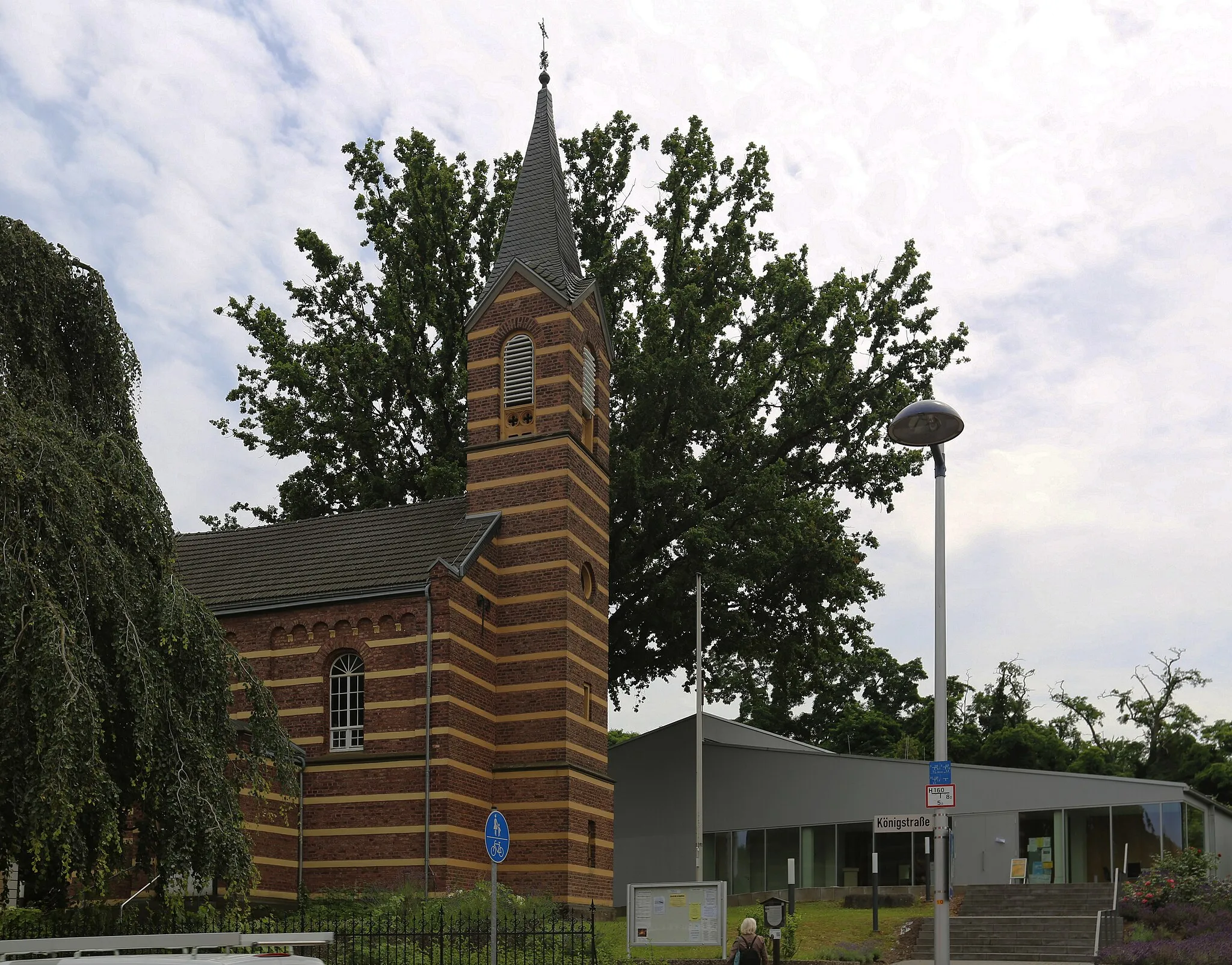 Photo showing: The old (neoromanic of 1866) and new modern Evangelic church in Bornheim, Germany