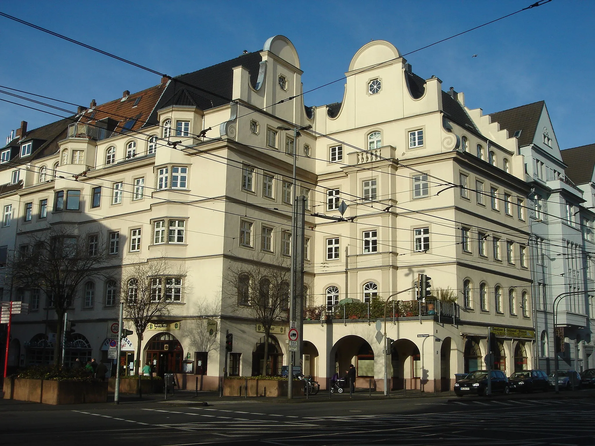 Photo showing: Wohn- und Geschäftshaus, Justinianstr. 1, Gebäude von Architekt  Wilhelm Riphahn (Frühwerk), an der Einkaufsstraße "Deutzer Freiheit" (Ostseite)