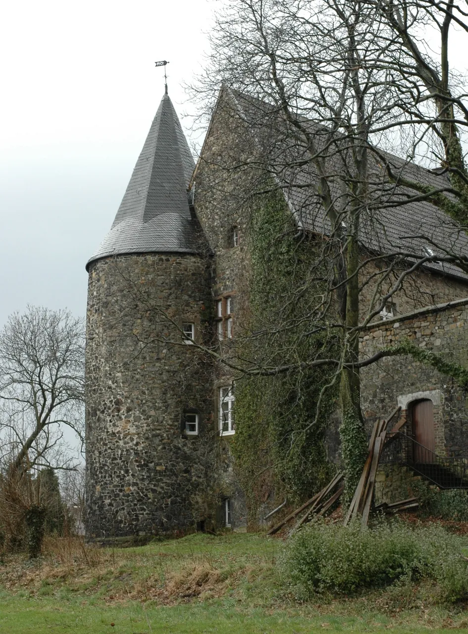 Photo showing: Castle of Roethgen in Eschweiler, Germany, north-eastern wing with tower