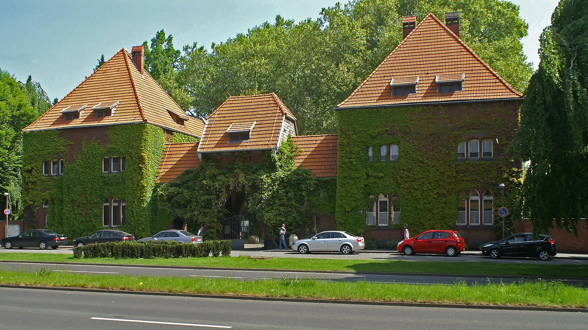 Photo showing: Eingang Mülheimer Friedhof, Frankfurter Straße. Architekt Regierungsbaumeister Theodor Raabe