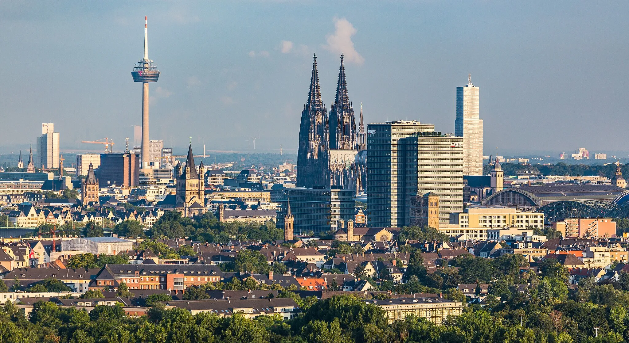 Photo showing: Hot air balloon trip across Cologne, view from the right of the Rhine to the center of Cologne