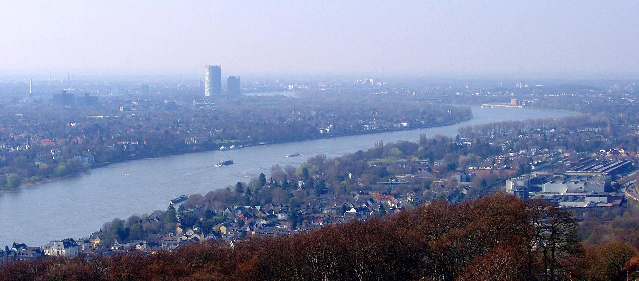 Photo showing: Königswinter and Bonn seen from the Drachenfels, Post Tower and Langer Eugen can be seen in the background.