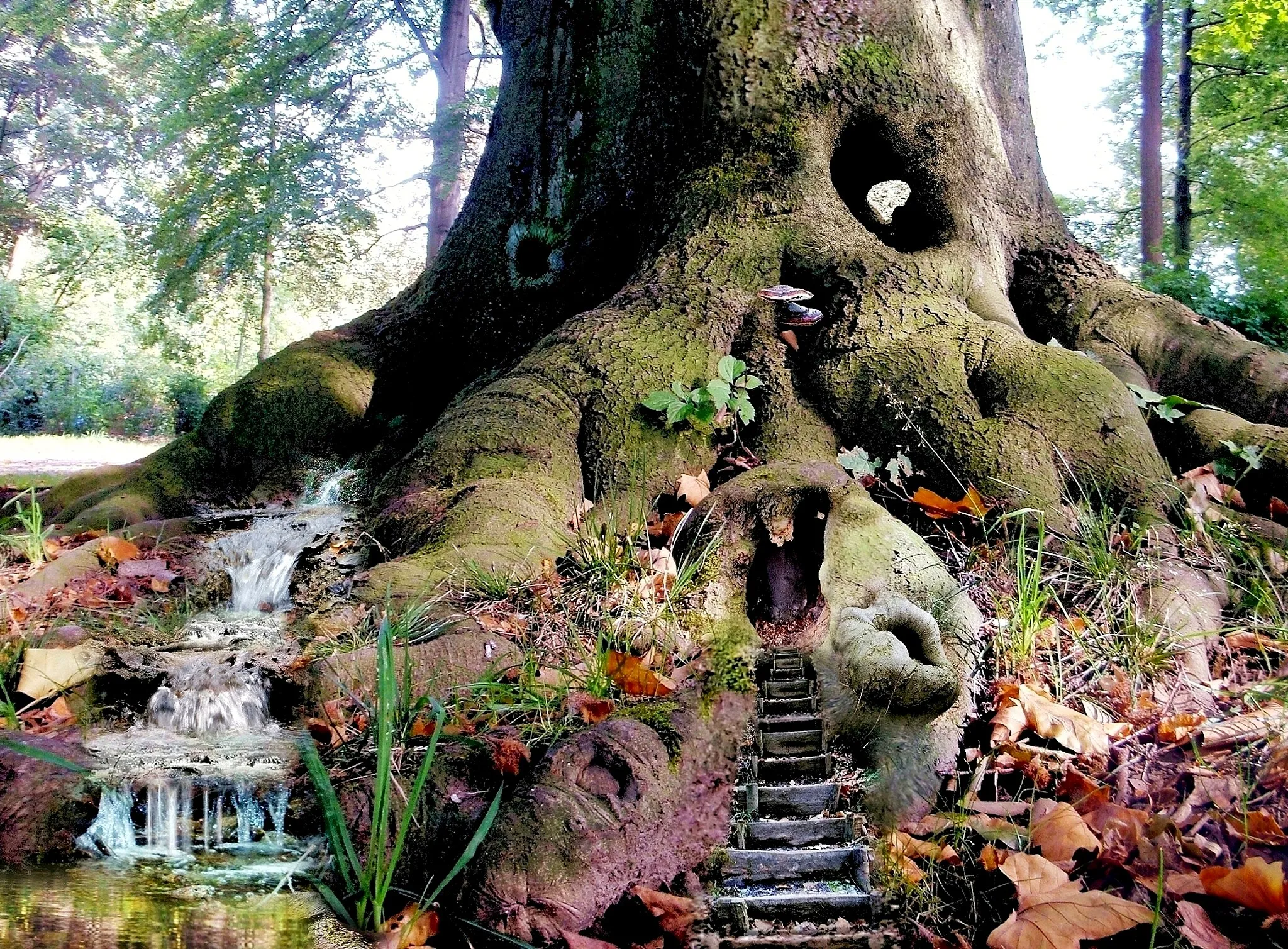 Photo showing: Ein Baum in einem großen Park der scheinbar irgendwie bewohnt ist.. Ich habe einige Bildausschnitte eigener Fotos genutzt und sie in diesen Baum "eingebaut"..