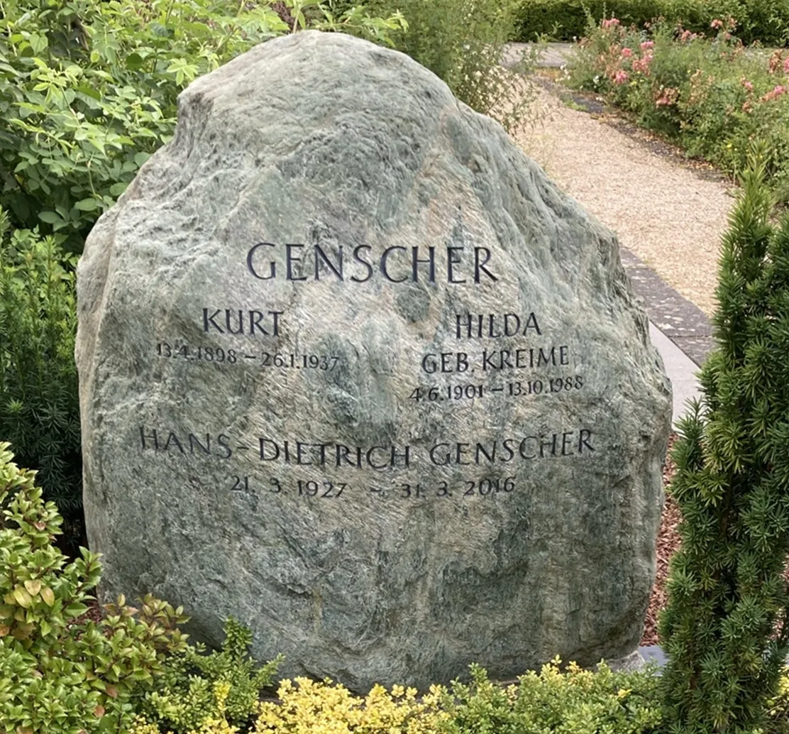 Photo showing: Deutschland, Wachtberg-Ließem, Rheinhöhenfriedhof: Grabstätte Genscher (Hans-Dietrich Genscher mitsamt Eltern).