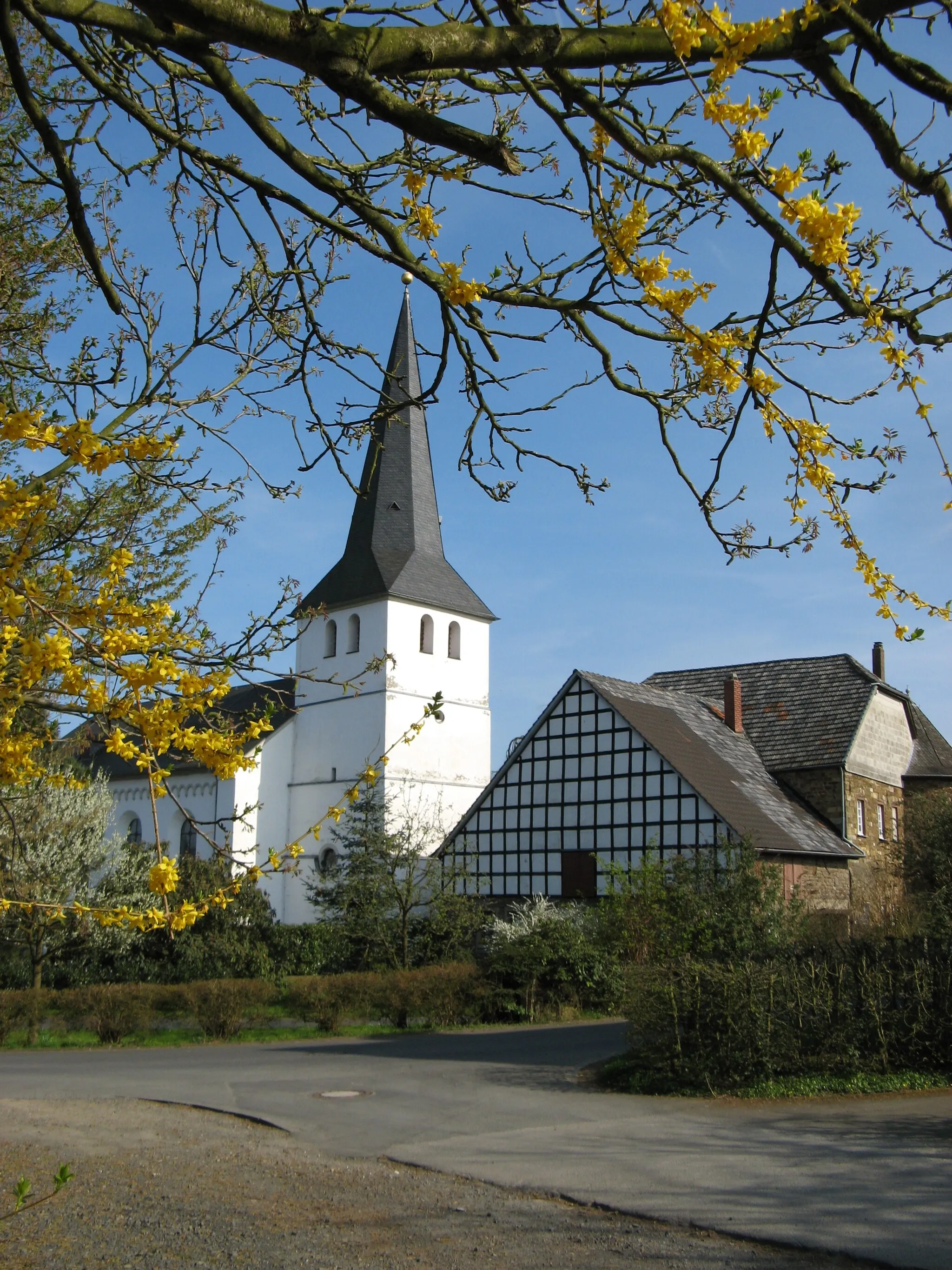 Photo showing: Ortskern von Honrath (Stadt Lohmar) mit evangelischer Kirche ursprünglich romanisch aus dem 12. bis 13. Jahrhundert, Turm 17. Jahrhundert, Turmhelm 1895 und Langhaus 1856/57