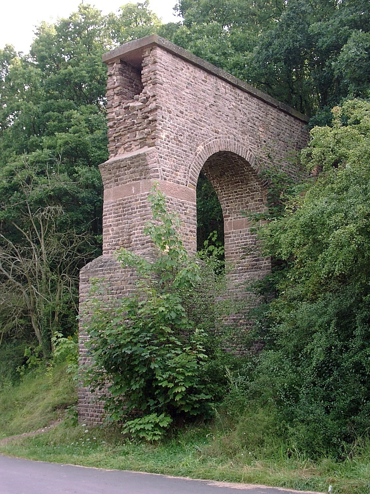 Photo showing: Reconstructed Roman Eifel aqueduct near Mechernich, Germany