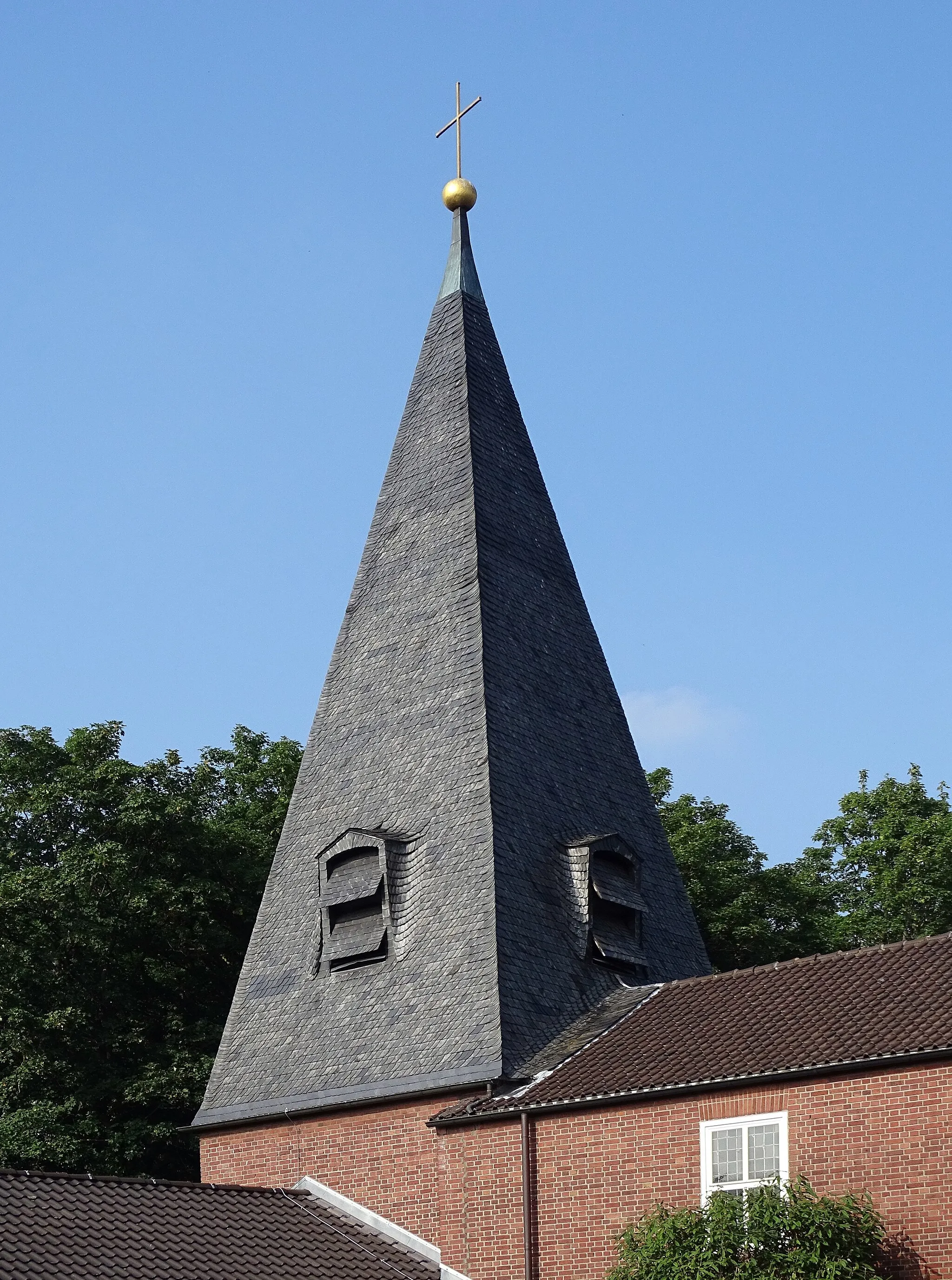 Photo showing: Kirchturm der Evangelischen Christuskirche im Ev. Gemeindezentrum Christuskirche in Meckenheim.