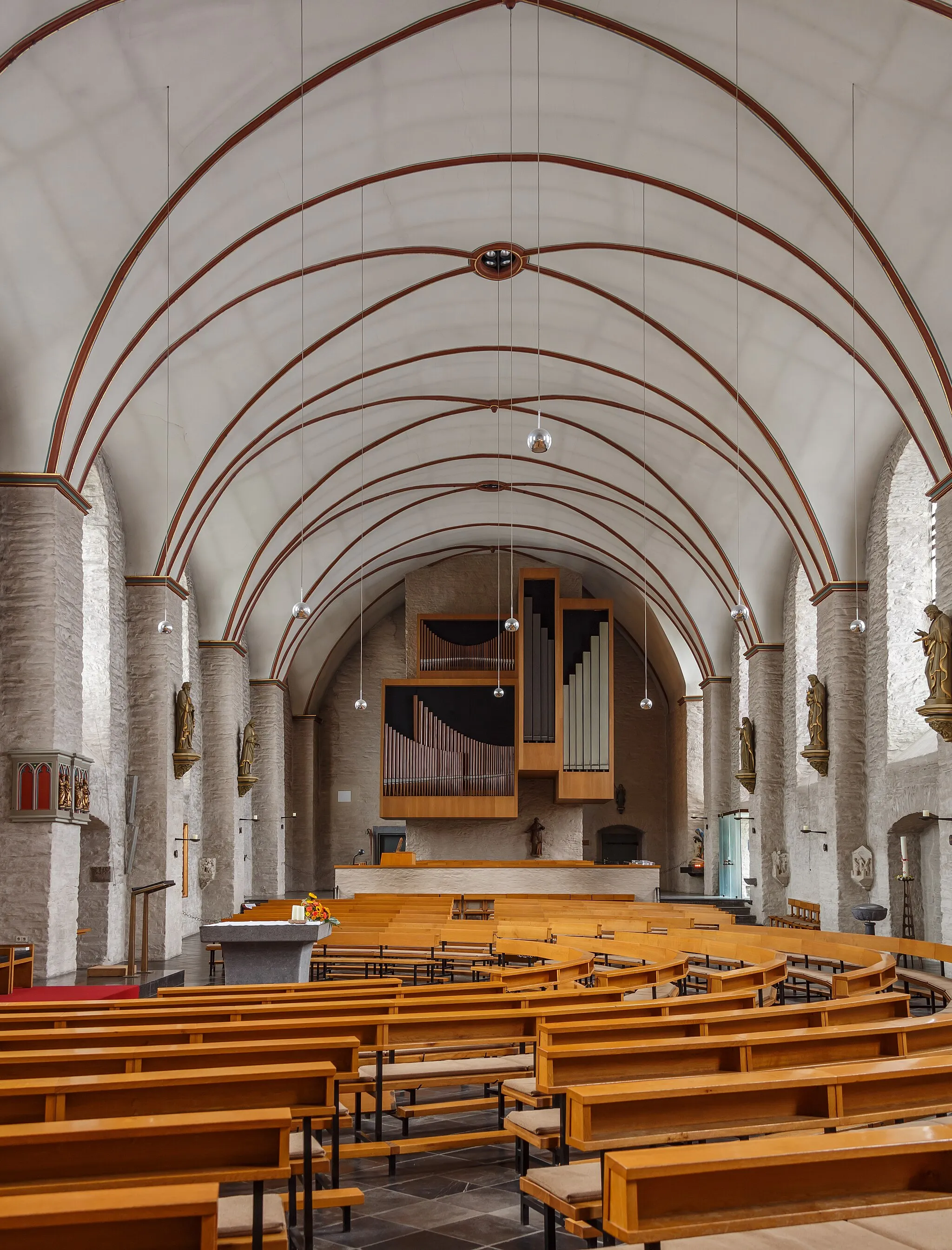 Photo showing: Monschau, Germany: Inside view of catholic church St Mariä Empfängnis with the Stahlhuth organ from 1865. In 1969 two registers of the second manual keyboard were changed, and Ursula Legge-Suwelack built a new box. Restored in 1996 by Orgelbau Stockmann, and was opened in November of that same year by Johannes Viehöver (organist Aken) and the church choir. With the reform of the interior of the building in 1969, the instrument was transferred from the east side to the west side of the church.