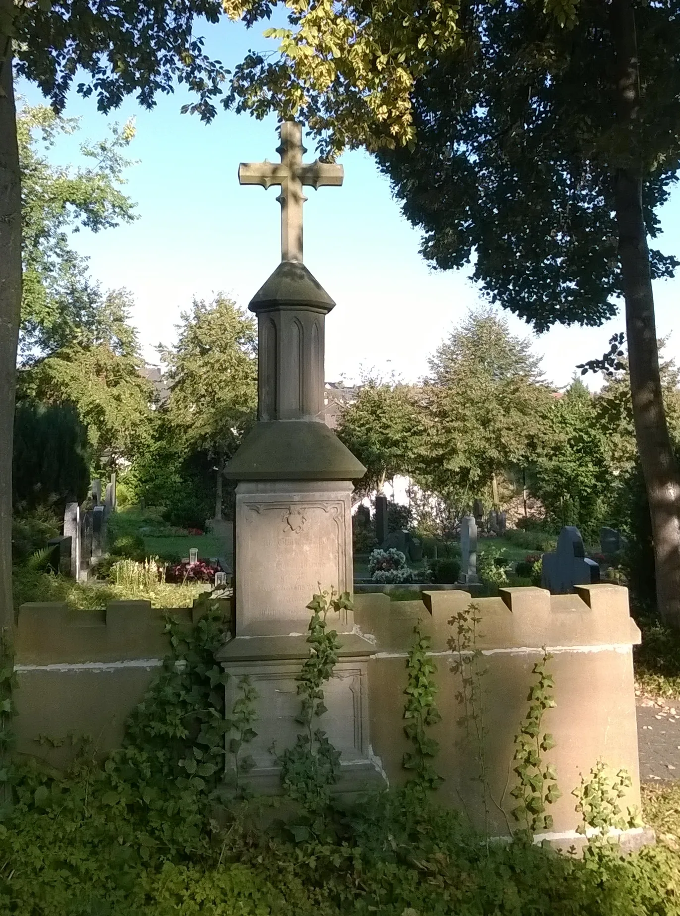 Photo showing: Denkmalgeschützte Sandsteingrabstätte auf dem Friedhof von Much (NRW)