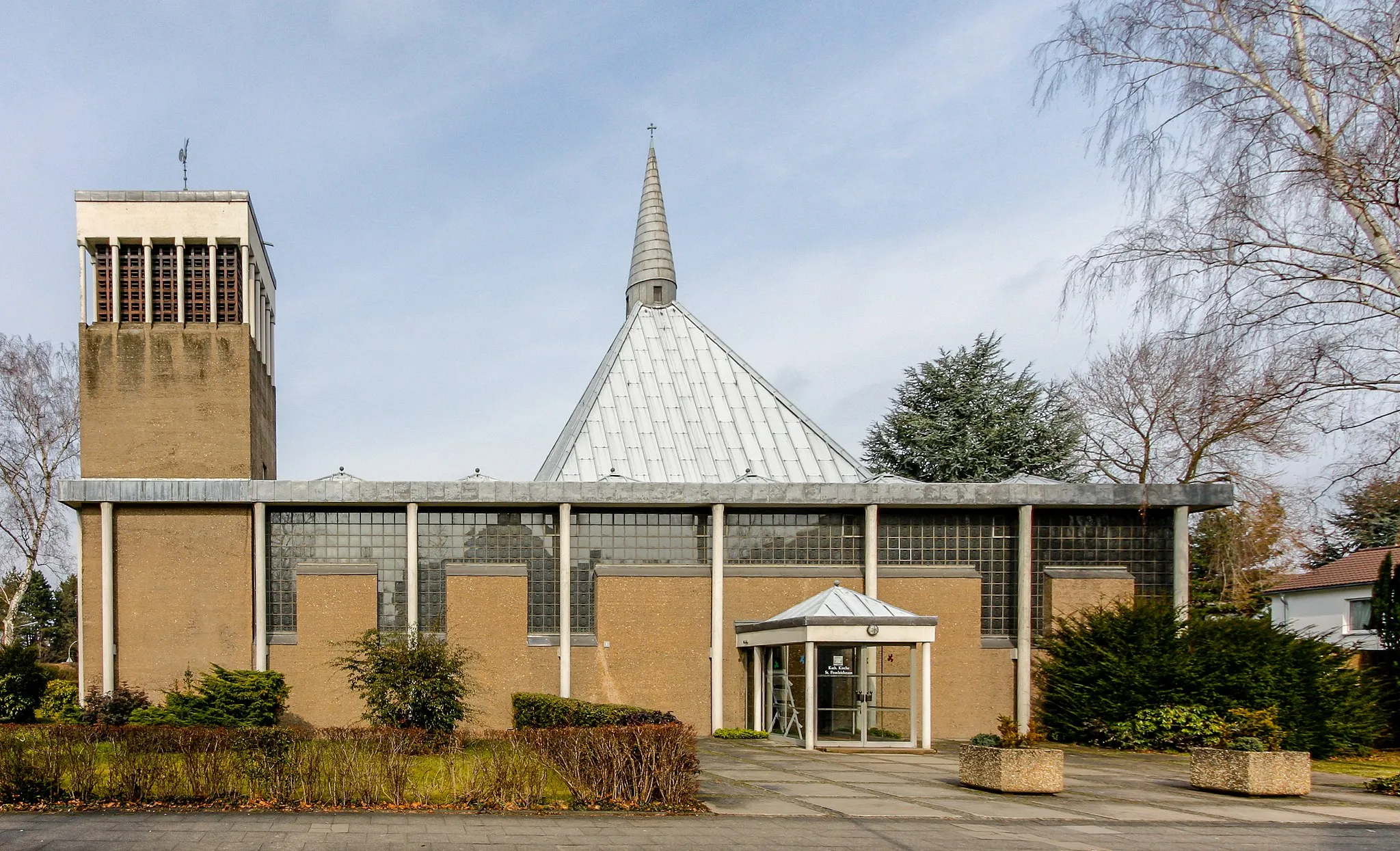 Photo showing: Kirche St. Fronleichnam in Köln-Porz-Urbach. Architekt: Gottfried Böhm