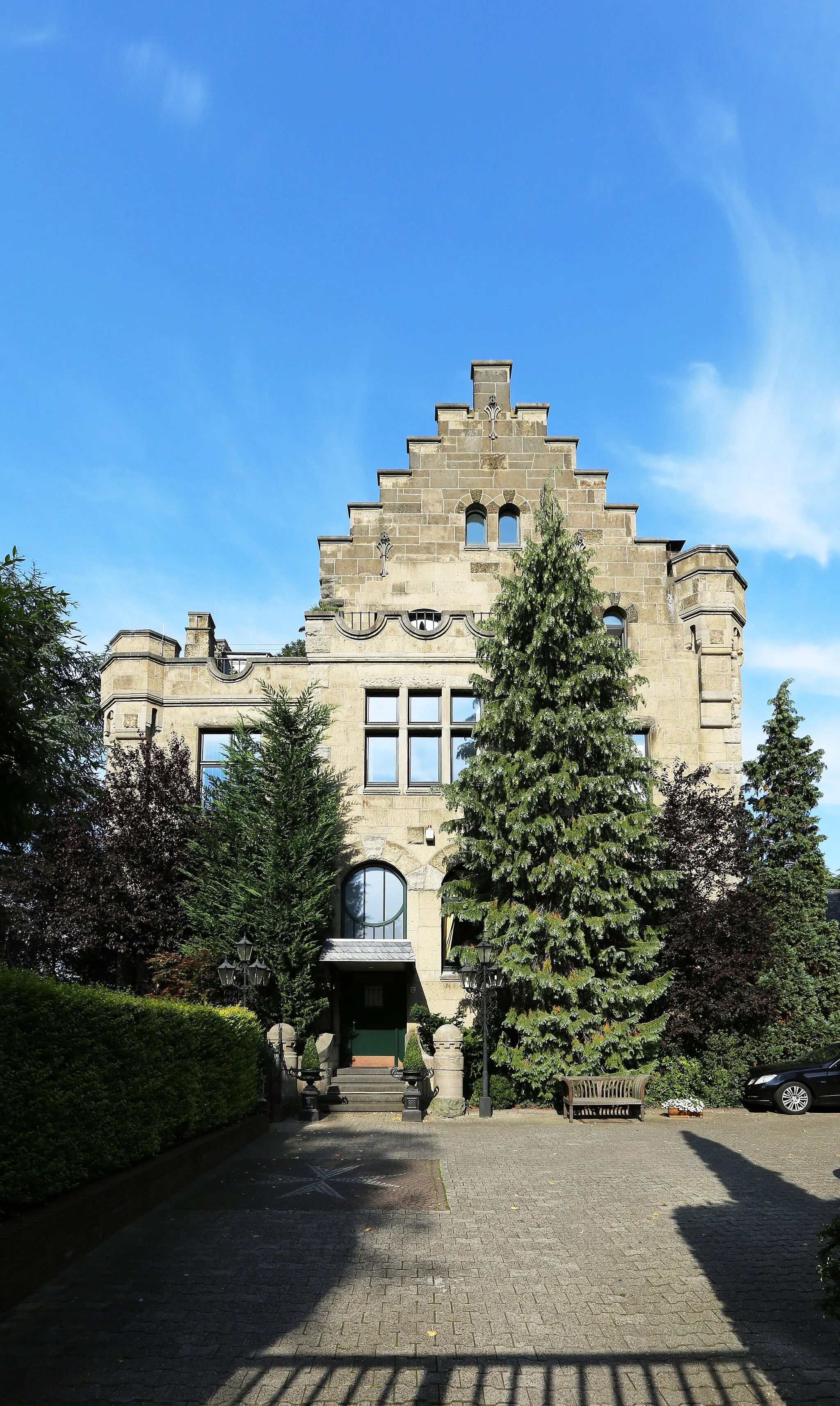 Photo showing: Villa Malta (Malteserkreuz als Wappen im  Zugangsweg),  Rodenkirchen (Köln), Hauptstraße 11