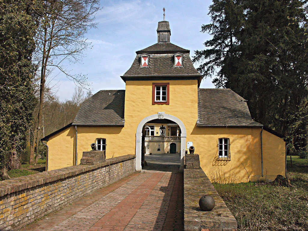 Photo showing: Gateway of Eulenbroich castle in Rösrath