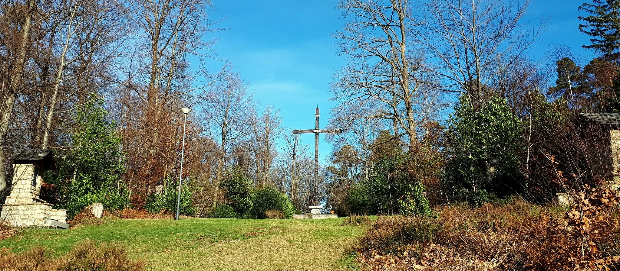 Photo showing: Kreuzweg Giersberg in Rott, Plateau mit Friedenskreuz (Station 12); Plaketteninschrift: "Im Kreuz ist Heil" - "Zum Dank errichtet von der Gemeidne Rott 1950."