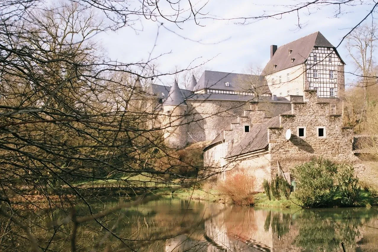 Photo showing: Burg Herrnstein in Ruppichteroth, von Osten gesehen