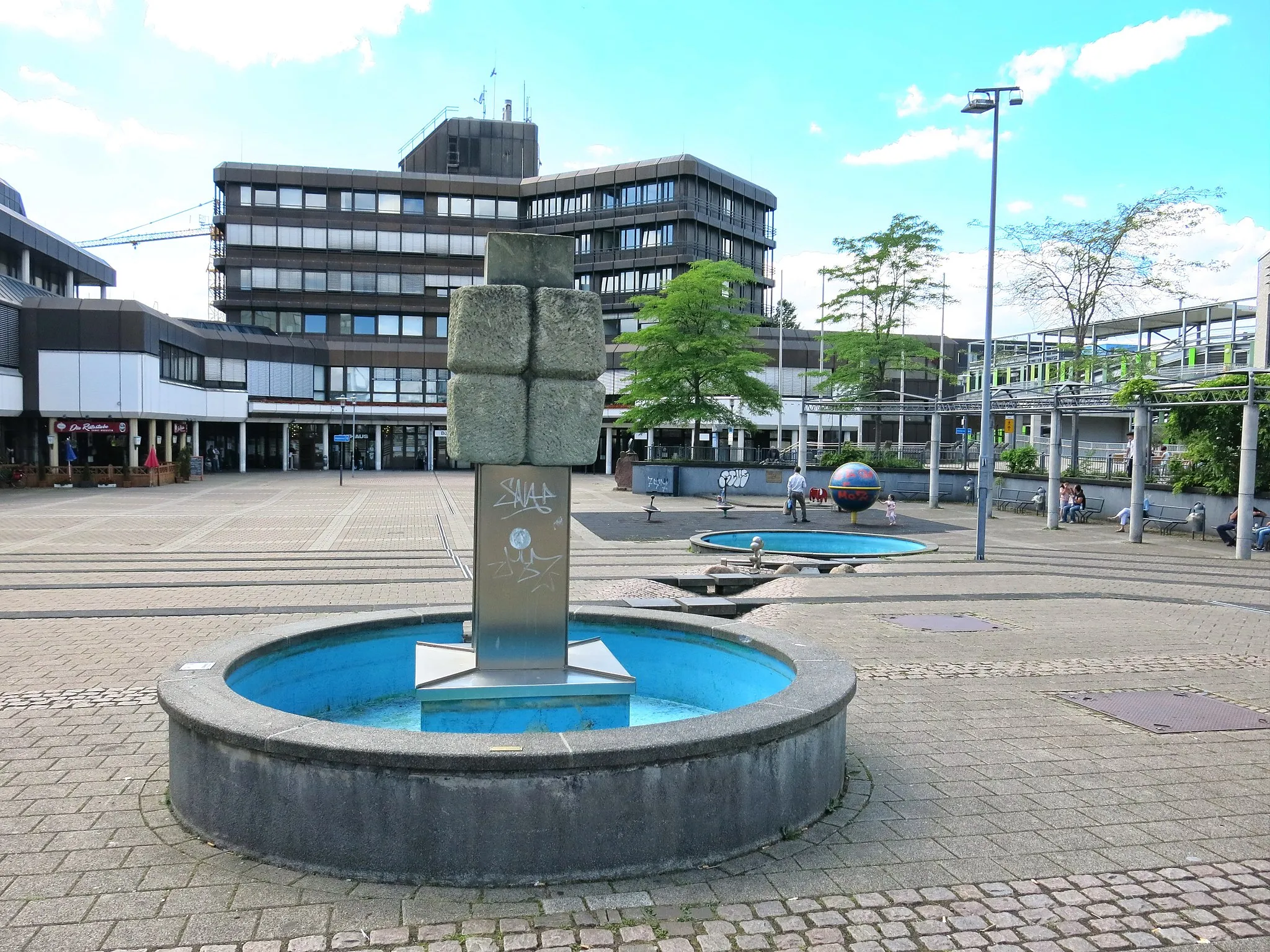 Photo showing: Stadtstele; Die Skulptur von Johannes Reinarz befindet sich am Skulpturenweg von Sankt Augustin.[1]