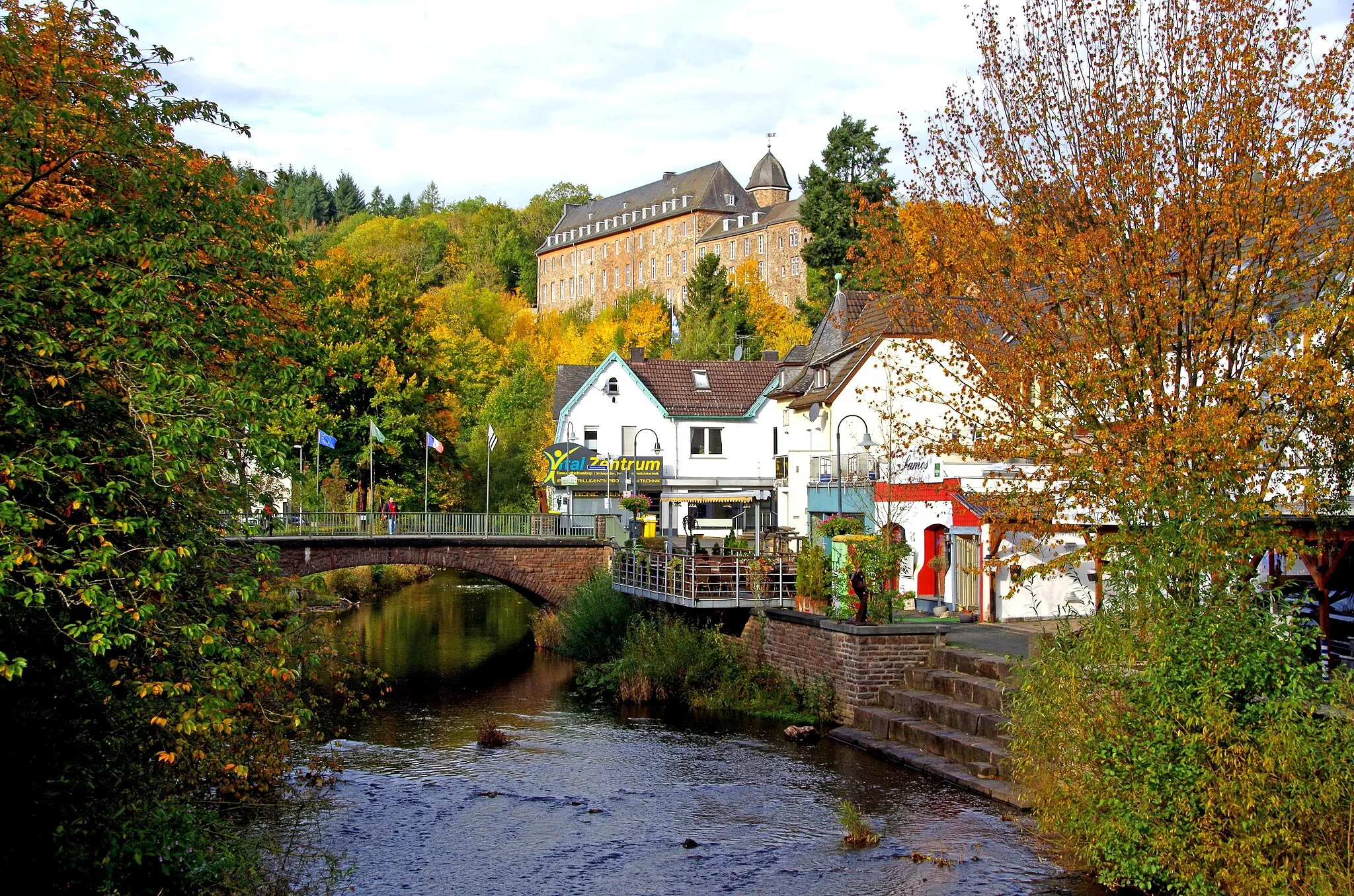 Photo showing: Schleiden, Brückenblick auf Olef und Schloss